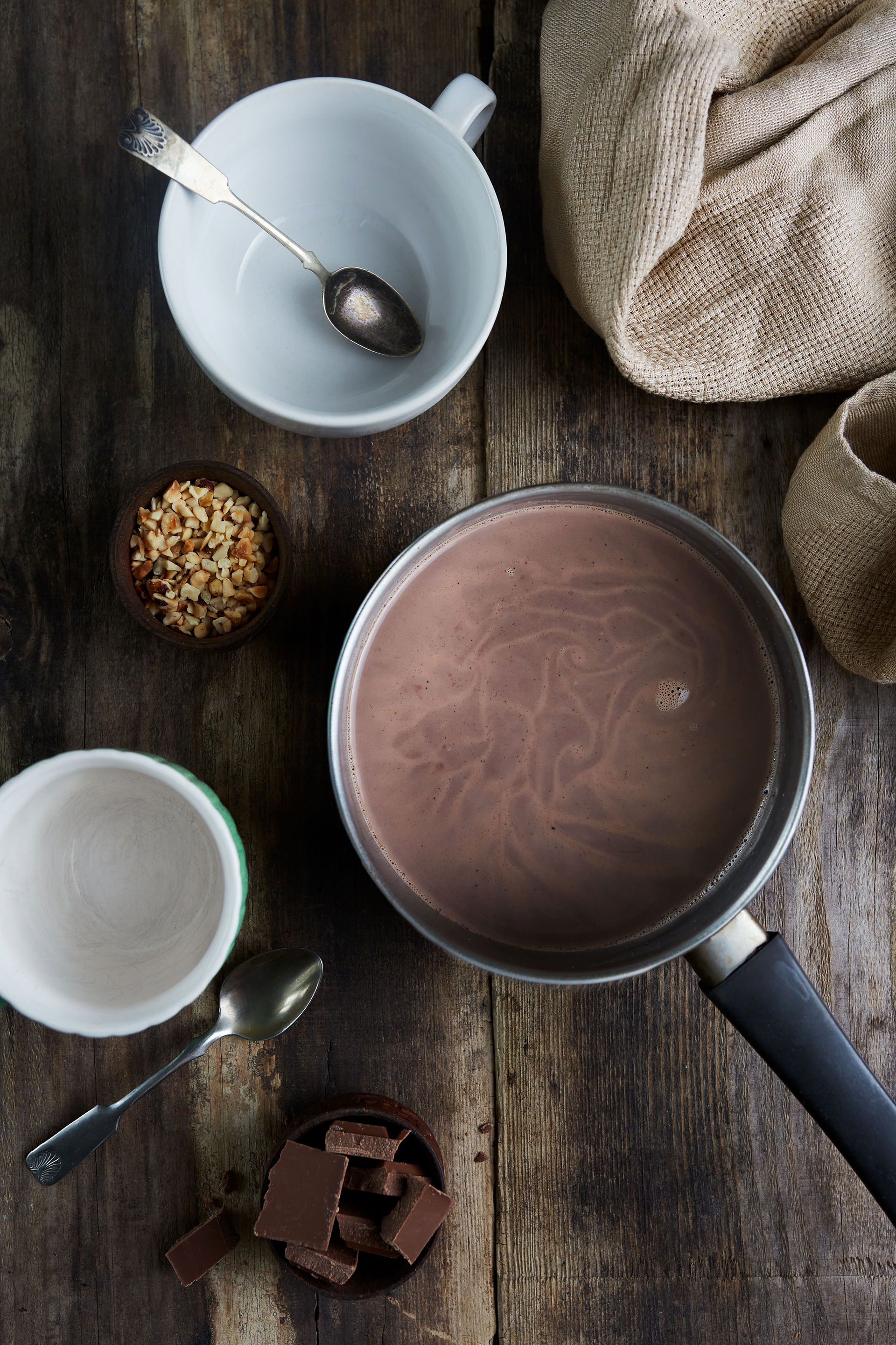 Rustiikisella taustalla oleva kaakaokattila