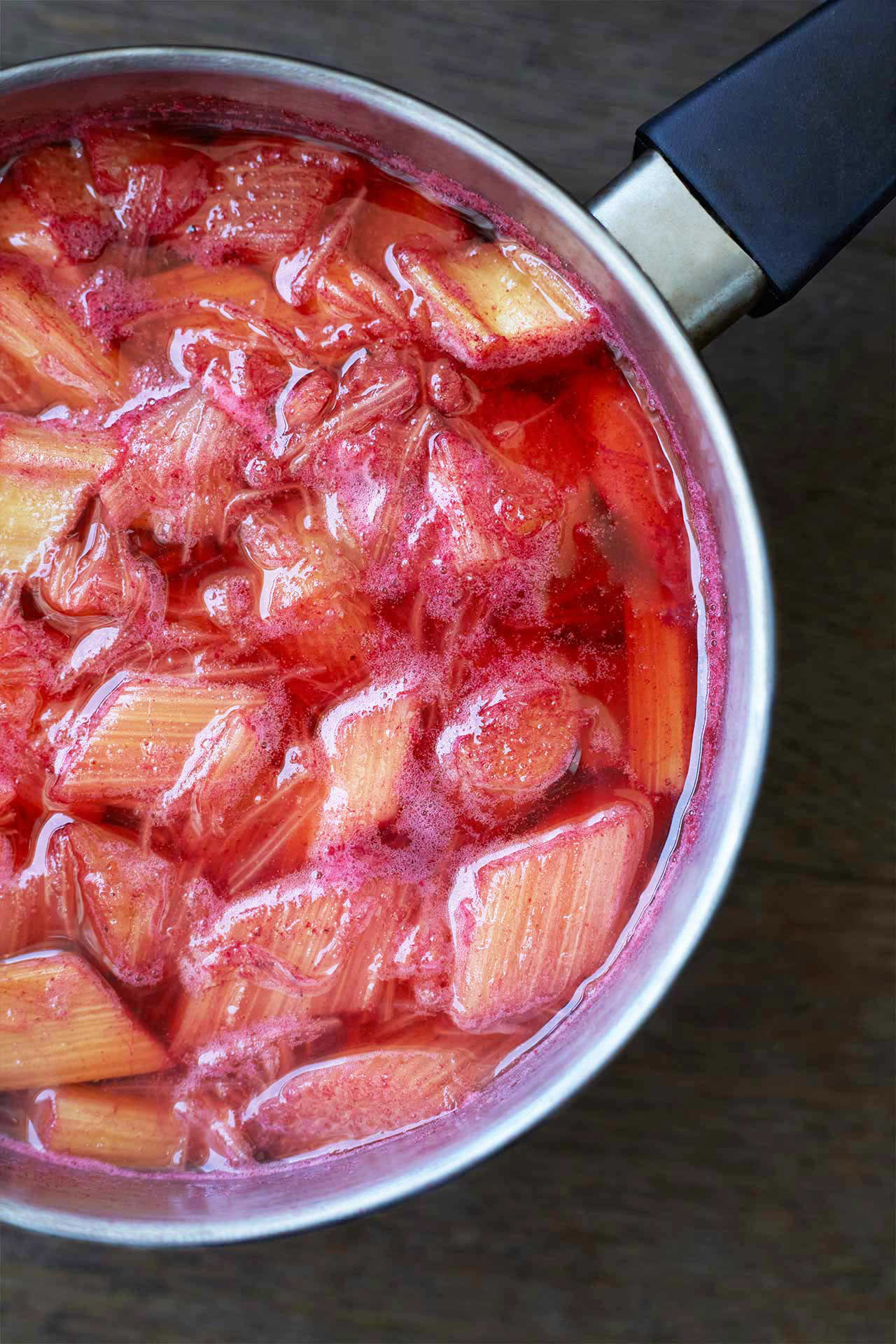 Raparperinpalasia kattilassa