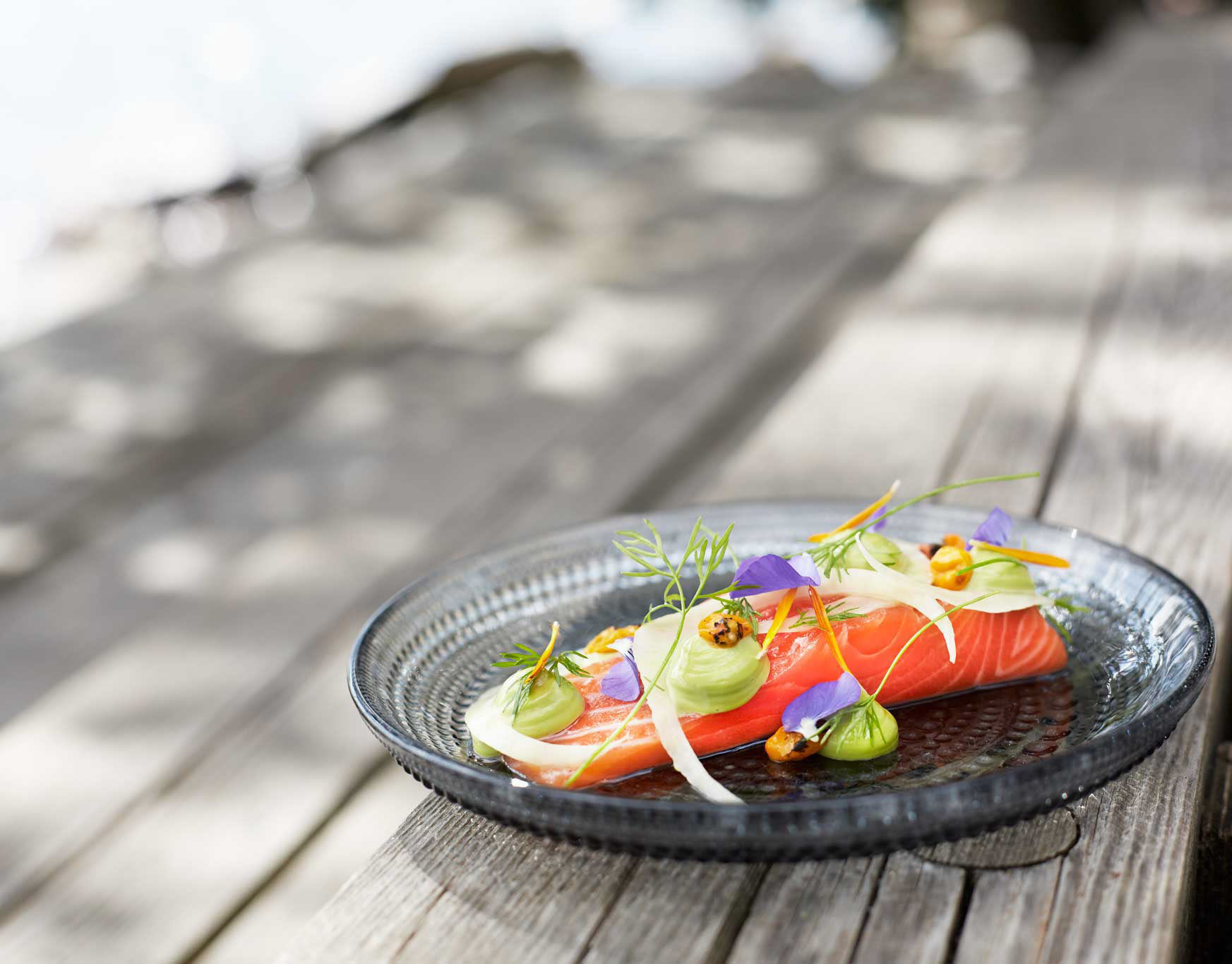 Annoskuva lohipalasta puisella tautalla