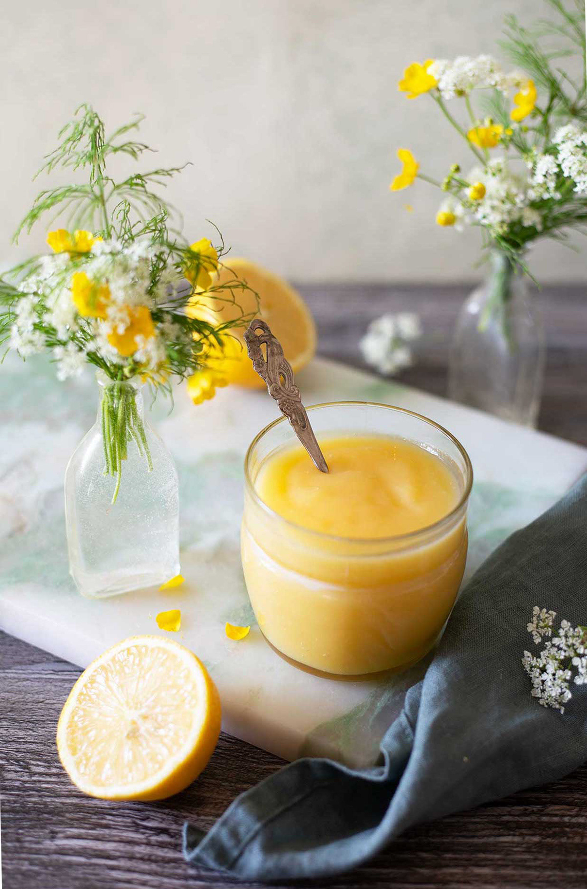 Sitruunatahnaa kuvattuna marmorialustalla