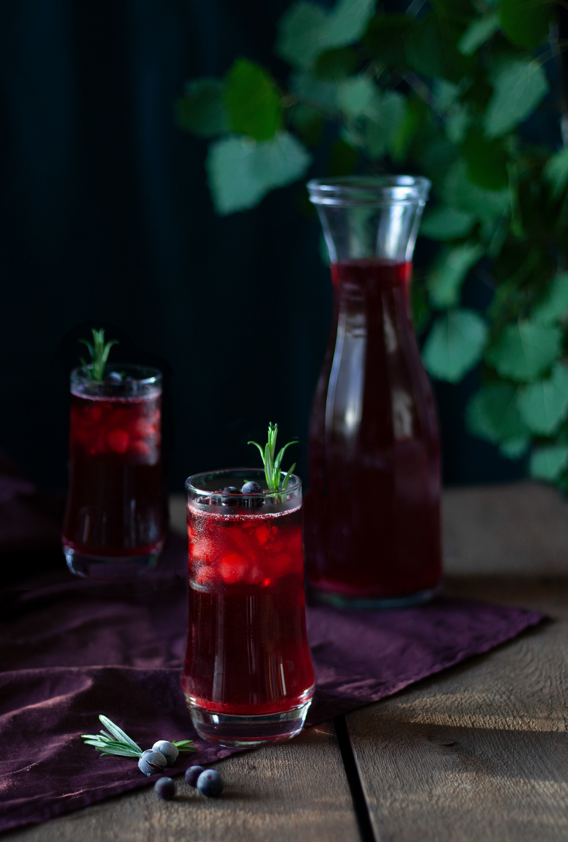 Punaista juomaa laseissa