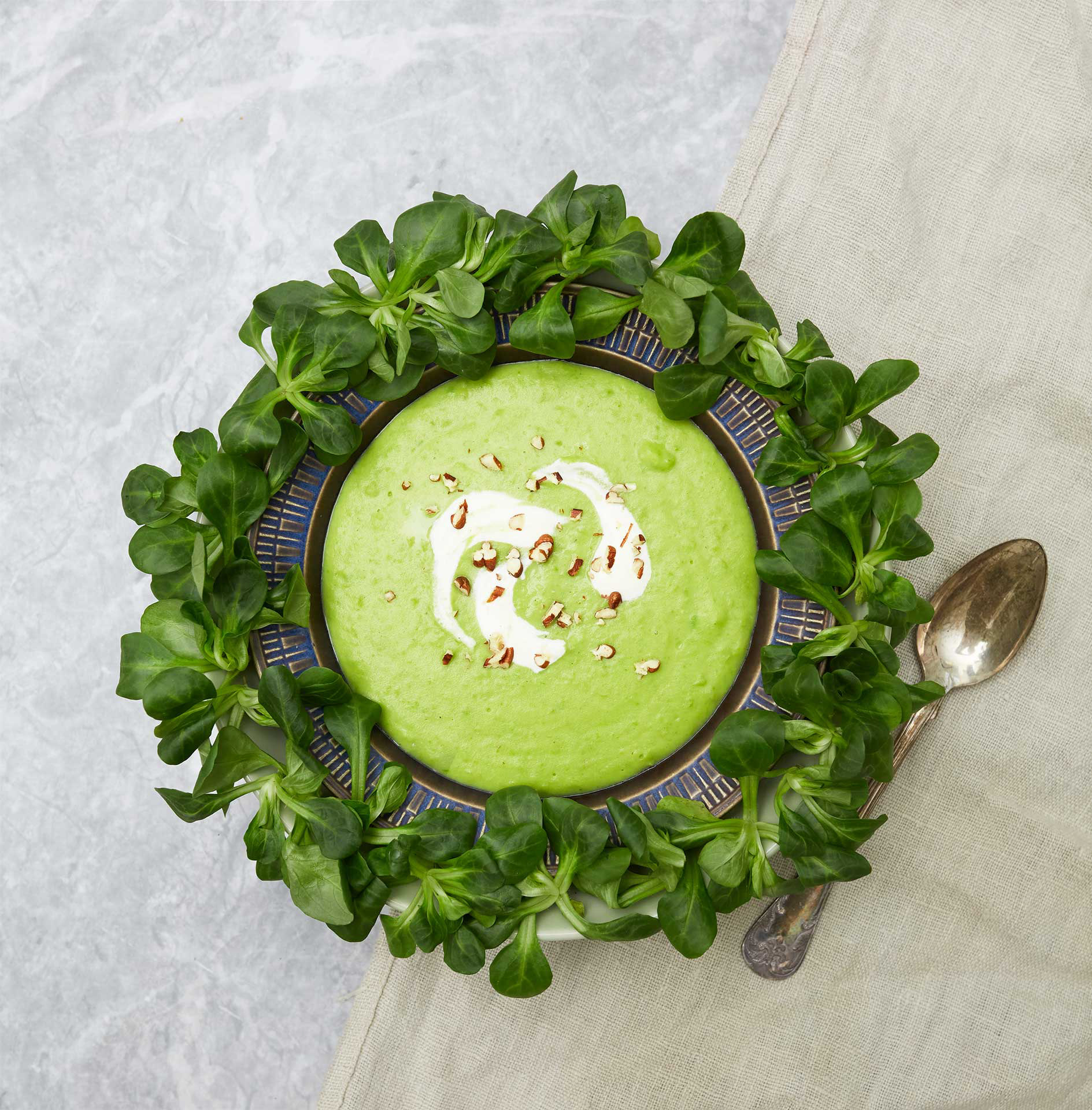 Vihreää keittoa kuvattuna ylhäältä