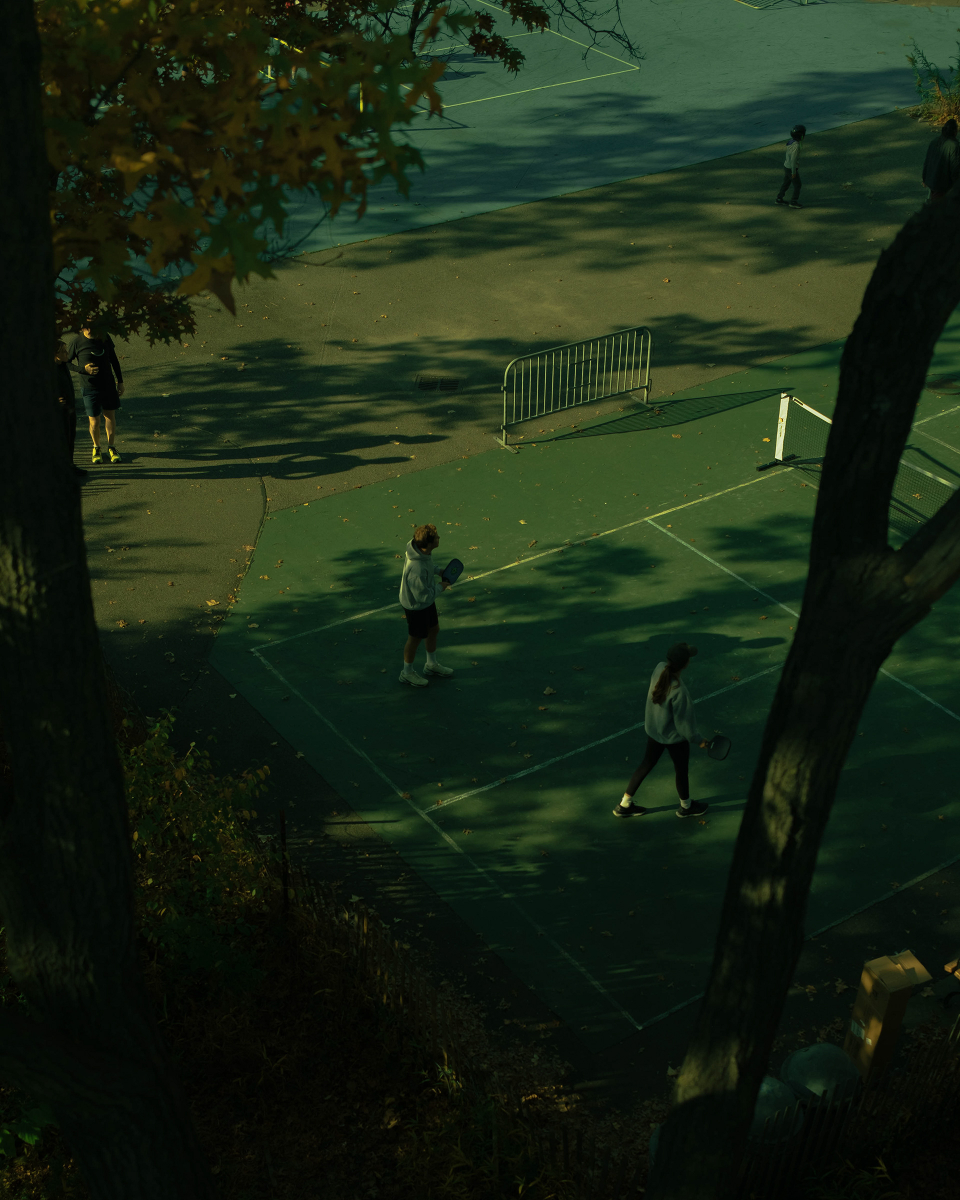 alt=personas jugando tenis en la ciudad de nueva york 
