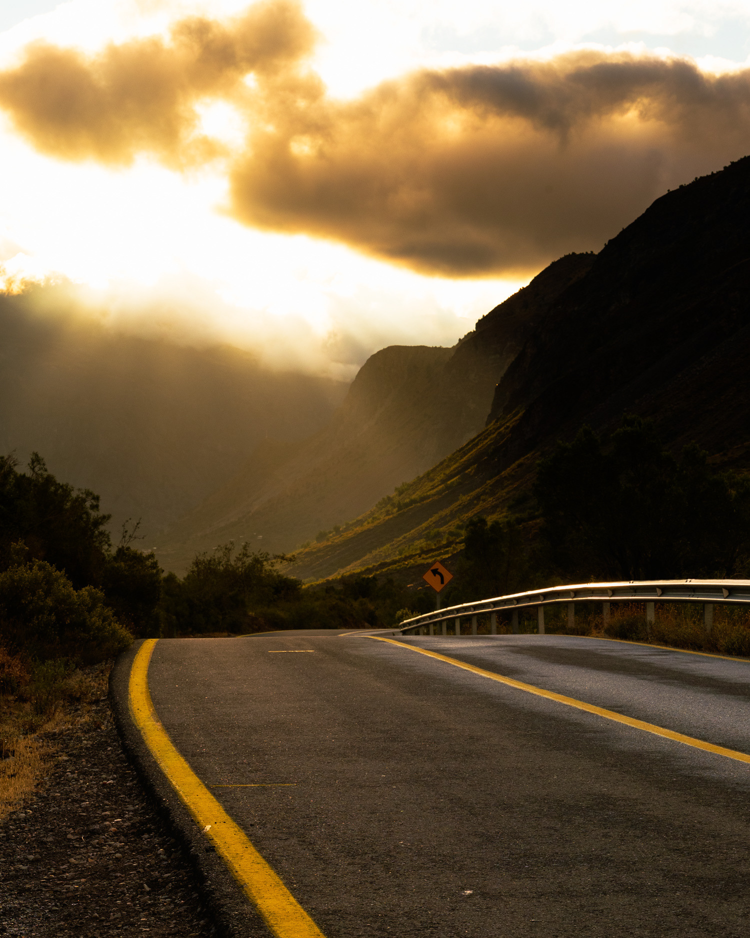 alt=atardecer en las montañas donde el genera un color dorado