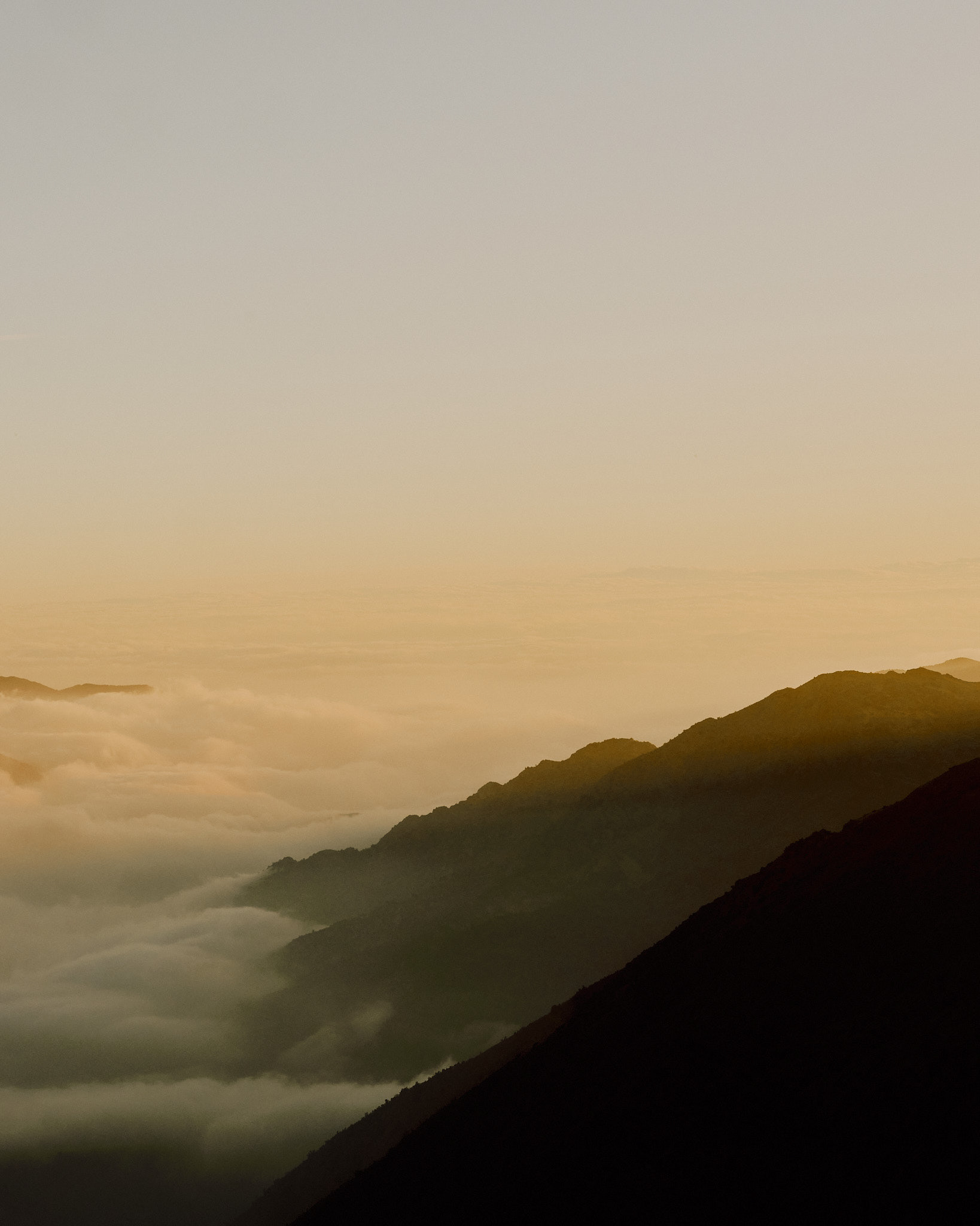 alt=nubes entrando en el valle en un dorado atardecer