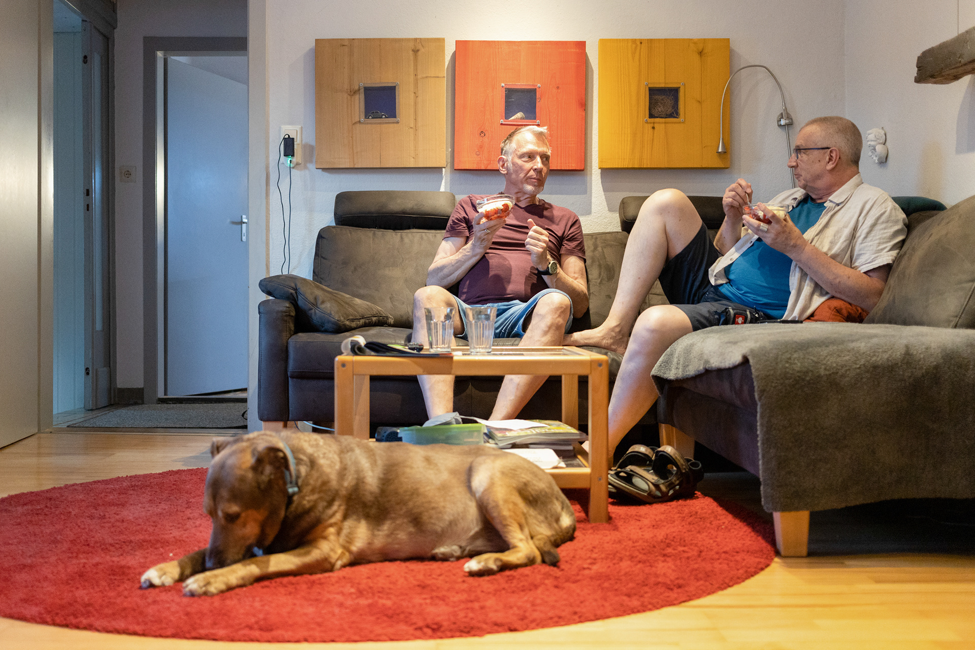 „Uns fiel es anfangs schwer unser `schwules Leben`in Köln aufzugeben. Wir hatten Angst vor der Spießigkeit.“ Mittlerweile geniesen die zwei das Leben in ihrer Doppelhaushäfte z.B. beim gemeinsamen Tatort Gucken.