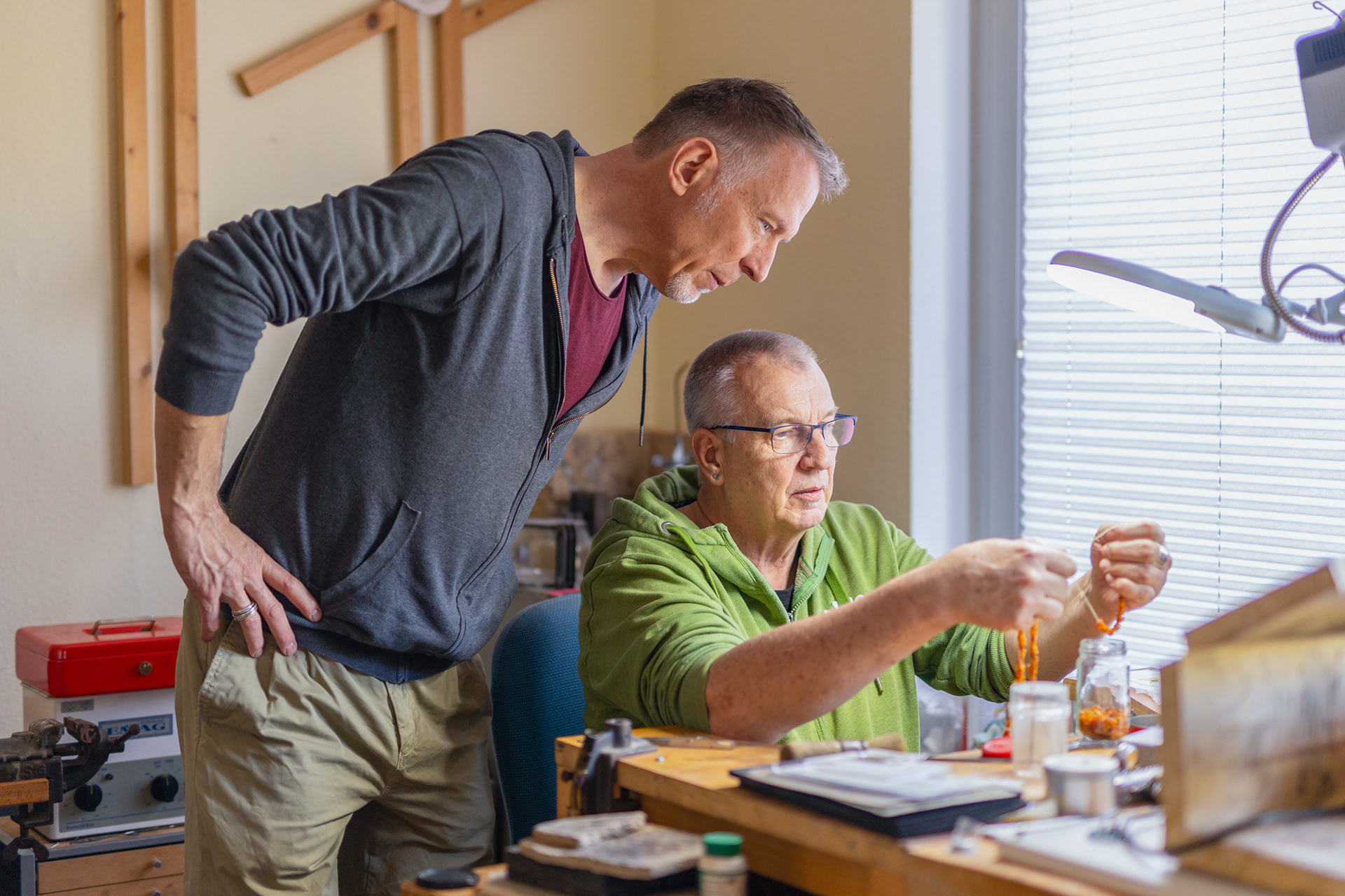 Wolfgang, gelernter Goldschmied, bastelt und werkelt auch heute noch gerne in seiner Werkstatt, während Johannes hingegen Landschaften malt. Beide verbindet das Interesse für Kunst.