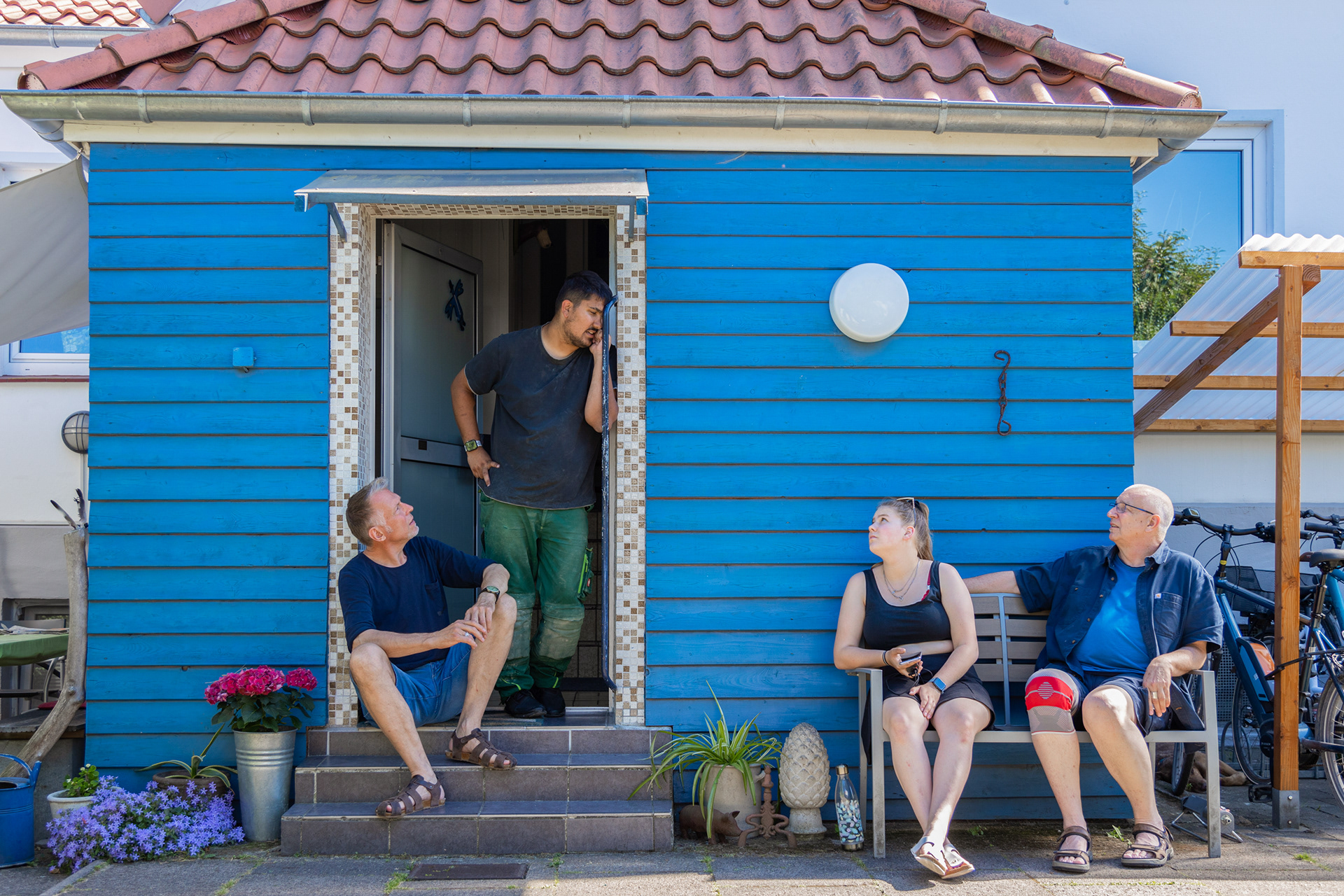 „Das blaue Haus“ - so nannte Sohn Manuel als Kind den Eingangsbereich seines neuen Zuhauses. Im Alter von 5 Jahren wurde er als Pflegekind von Wolfgang und Johannes aufgenommen. Aktuell macht der 21-jährige eine Ausbildung zum Landschaftsgärtner und verbringt viel Zeit mit seiner Freundin Cheyenne.