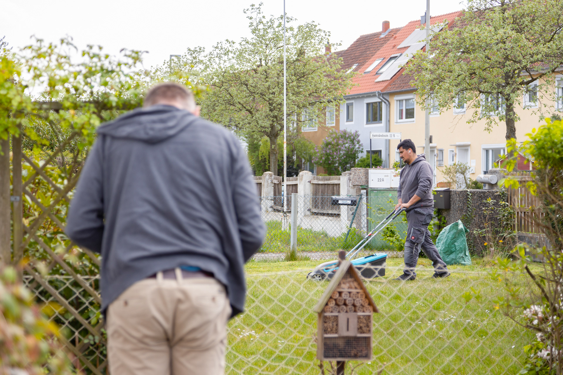 Als angehenden Landschaftgärtner kam Manuel der Tausch mit dem Nachbarn, seinen Rasen zu mähen und dafür dessen Garage nutzen zu dürfen, sehr entgegen. Sein Vater Johannes hat den eigenen Garten zu seinem Projekt gemacht und versorgt die Famiele mit frischem Gemüse.
