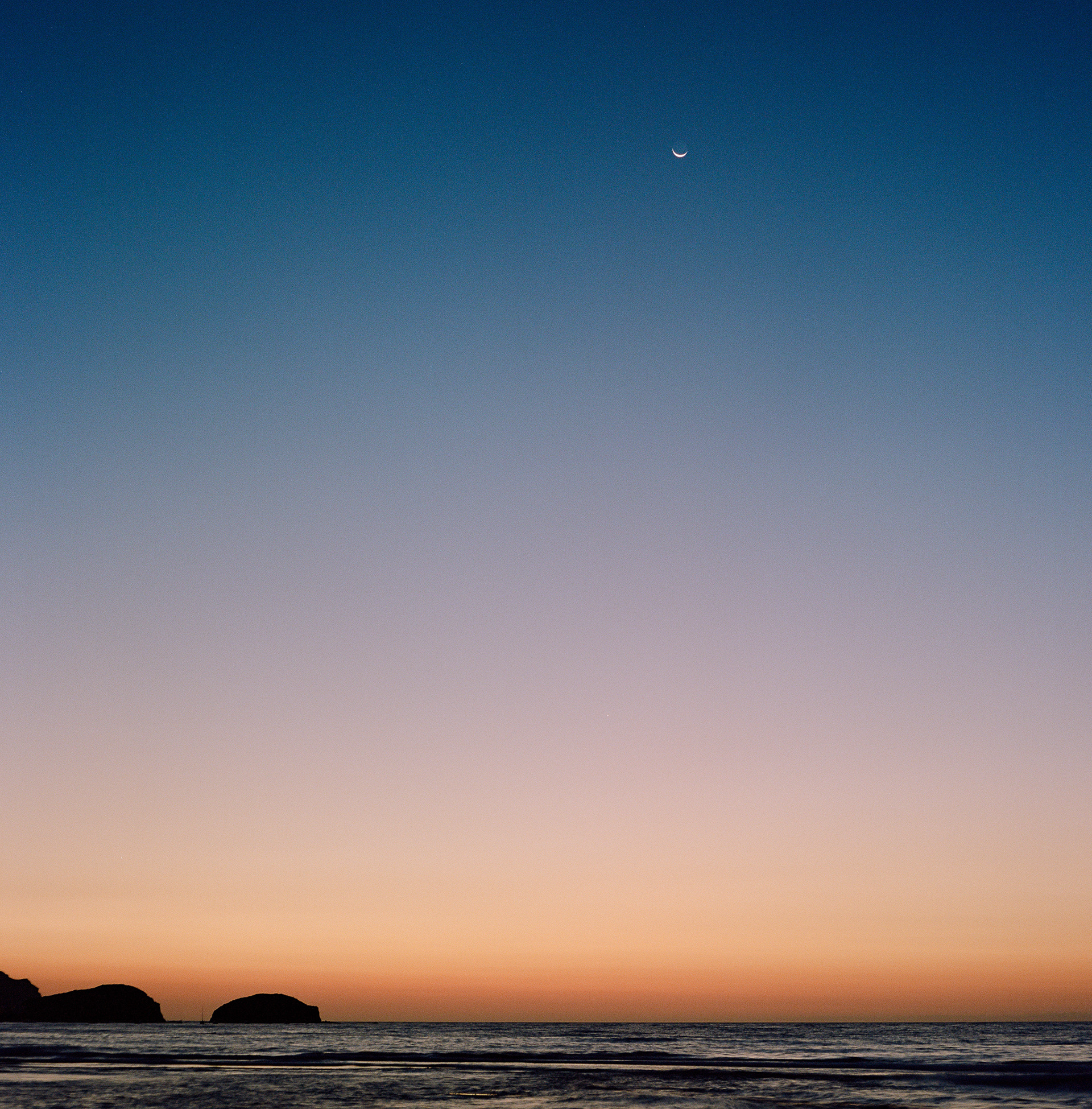 Photographie en couleur illustrant le lever du soleil sur la plage de Los Escullos en Andalousie