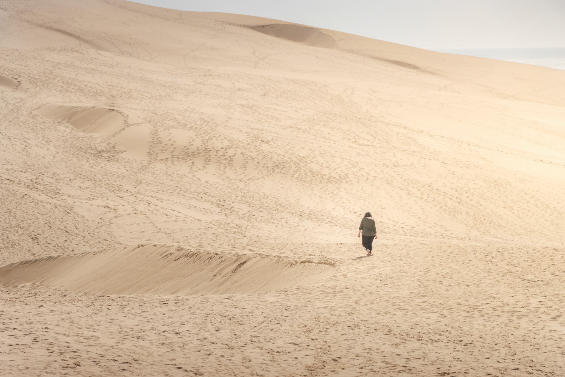 La dune du Pilat, la plus haute d'Europe : une silhouette minuscule face à l'immensité du sable.
