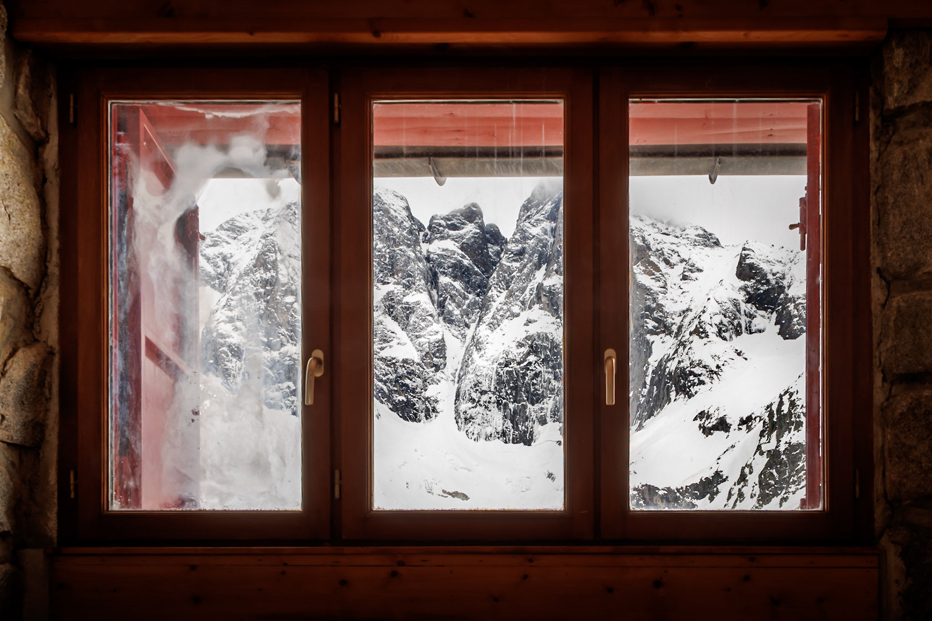 Vue sur le Vignemale depuis le refuge des Oulettes de Gaube, entre le froid du dehors et la chaleur du refuge.