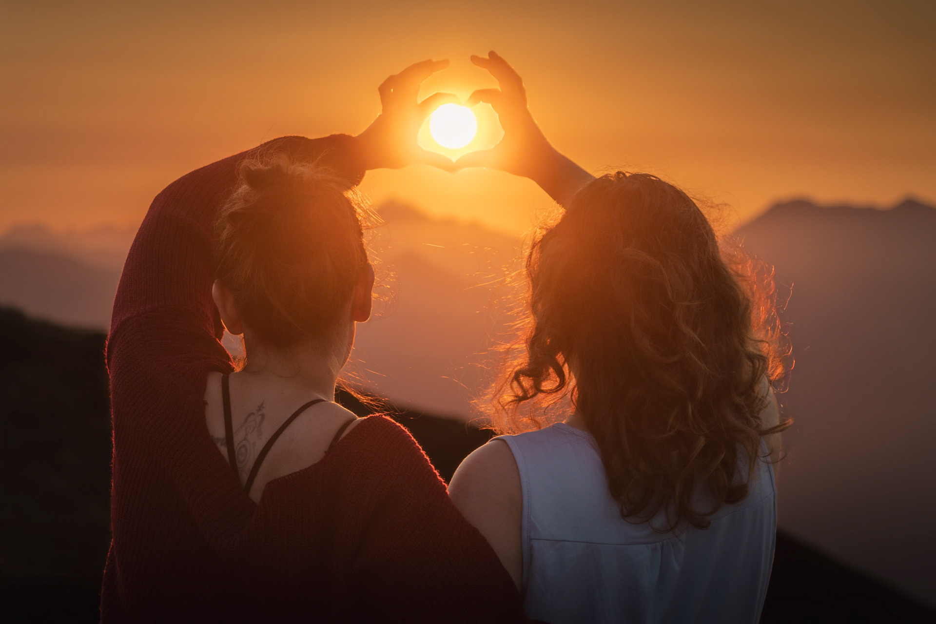 Deux sœurs en balade dans les montagnes, un coucher de soleil et un moment de complicité.
