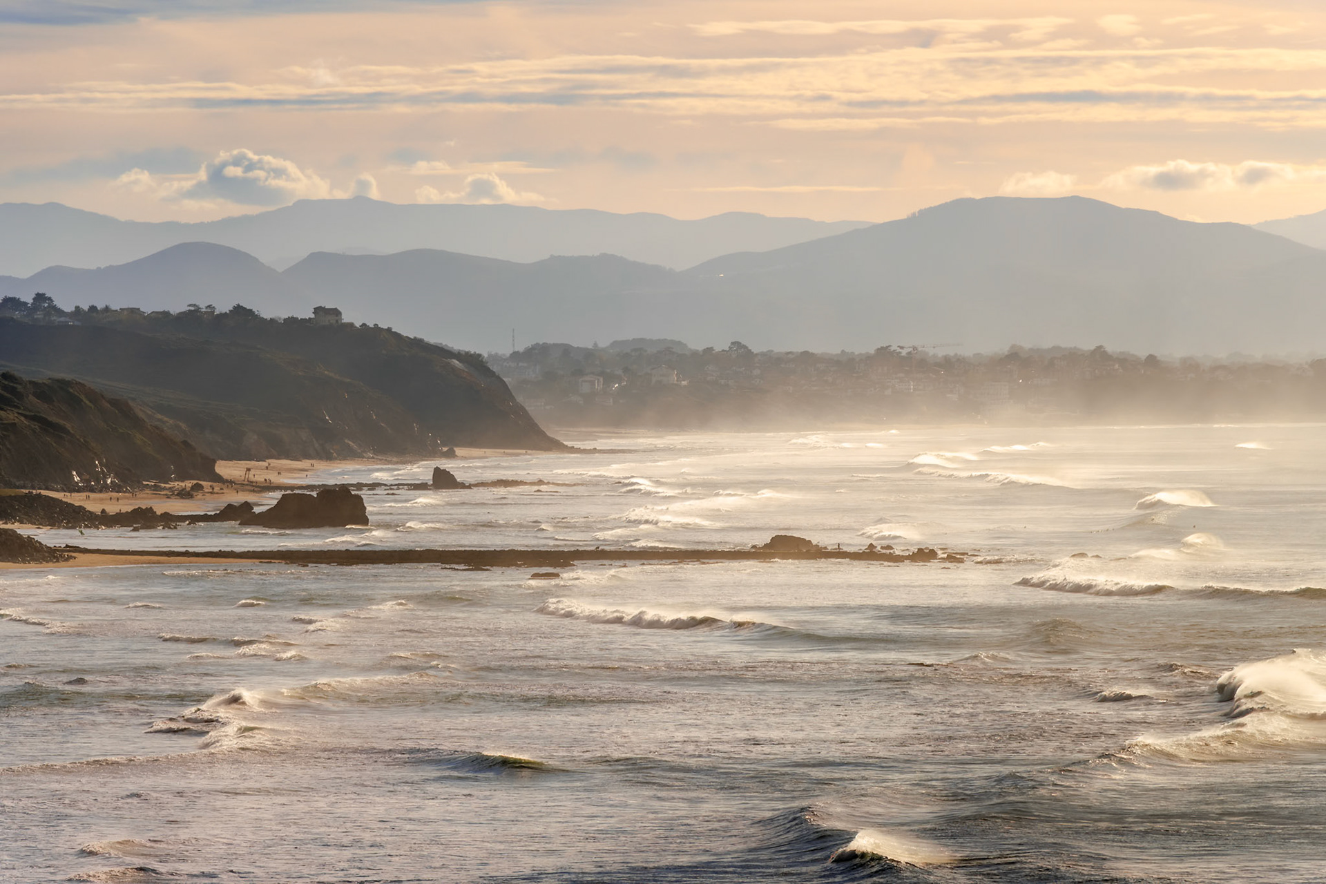 Coucher de soleil venteux sur la plage de Biarritz, océan agité.