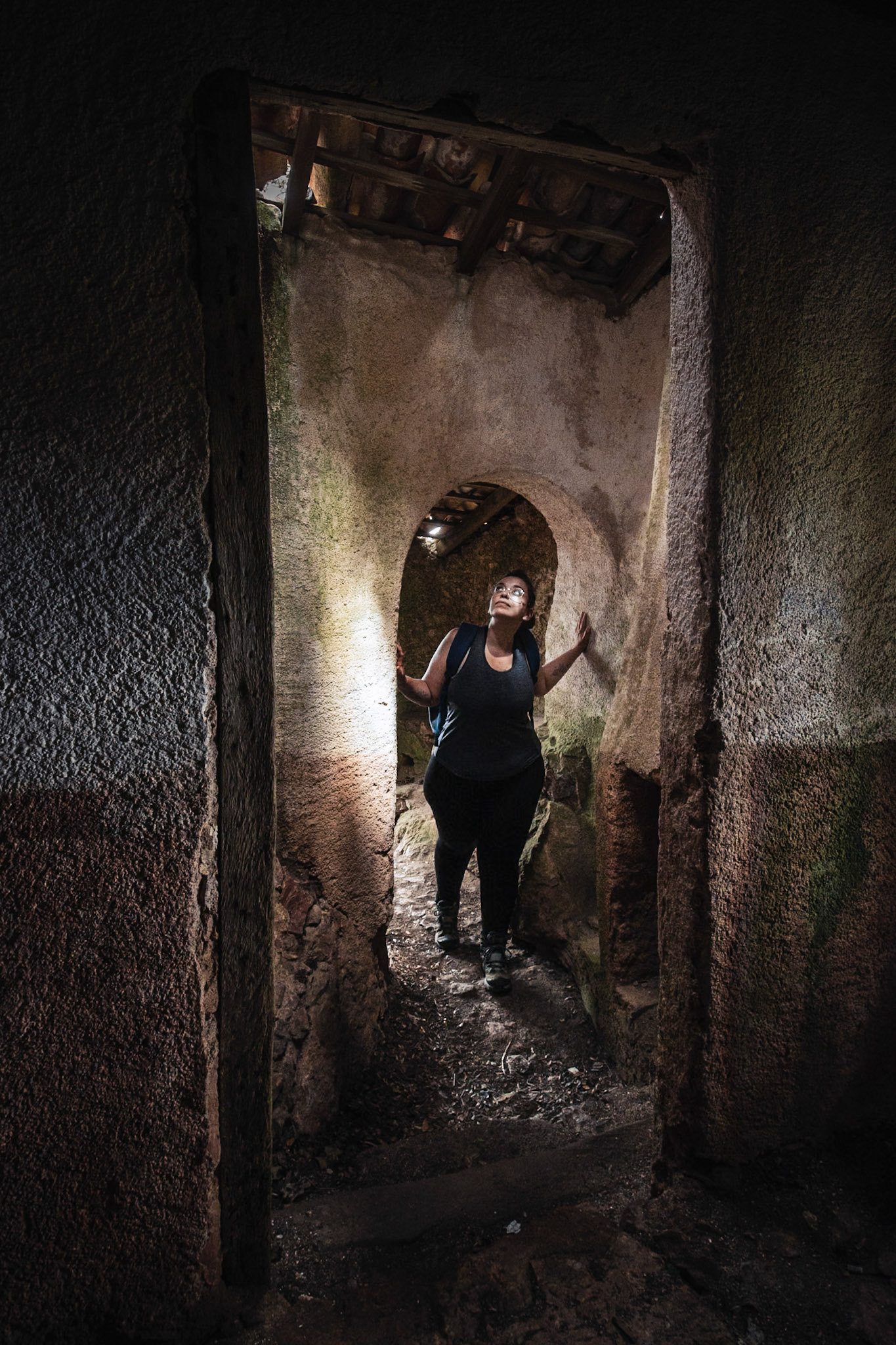 Exploration des ruines d'anciennes habitations, dans la forêt de Bussaco.
