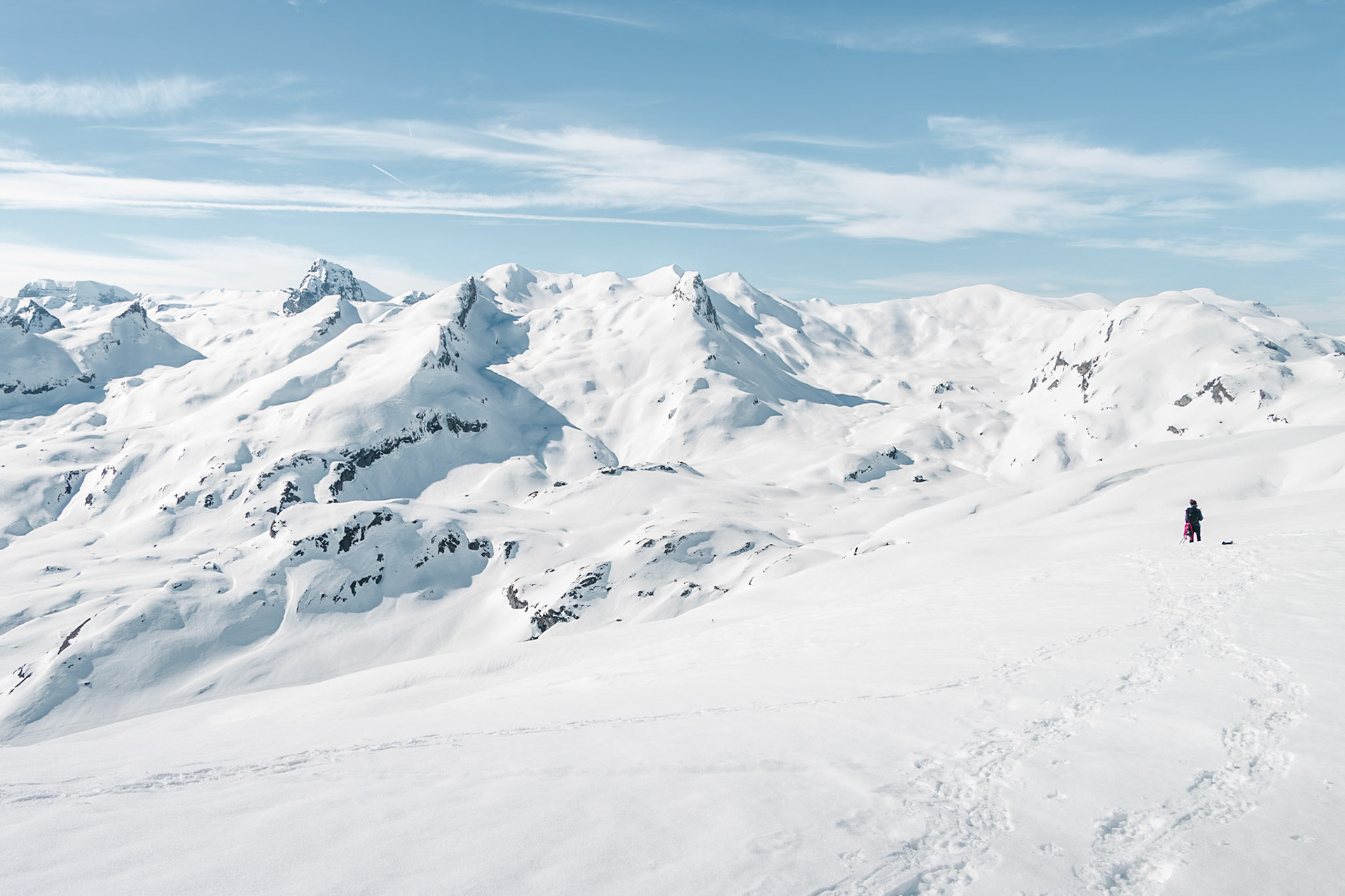 Randonnée en raquettes dans les Pyrénées espagnoles, face à un désert blanc à perte de vue.