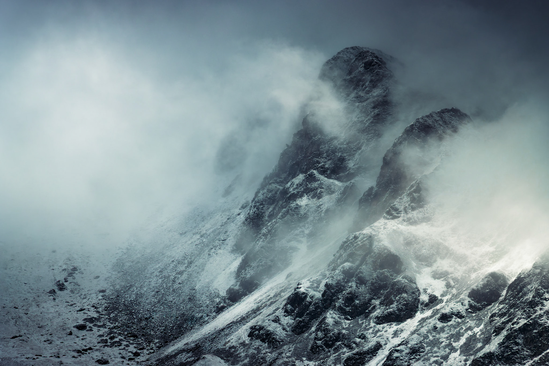 Ambiance dramatique en montagne, entre nuages et roche, aux premières gelées de la saison.