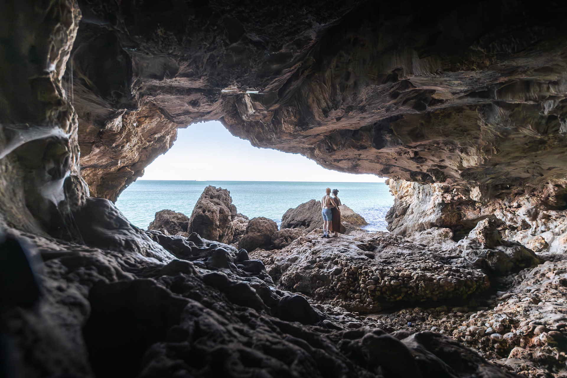 Une petite grotte marine découverte sur la côte portugaise, en cherchant une plage — une trouvaille inattendue et sublime.