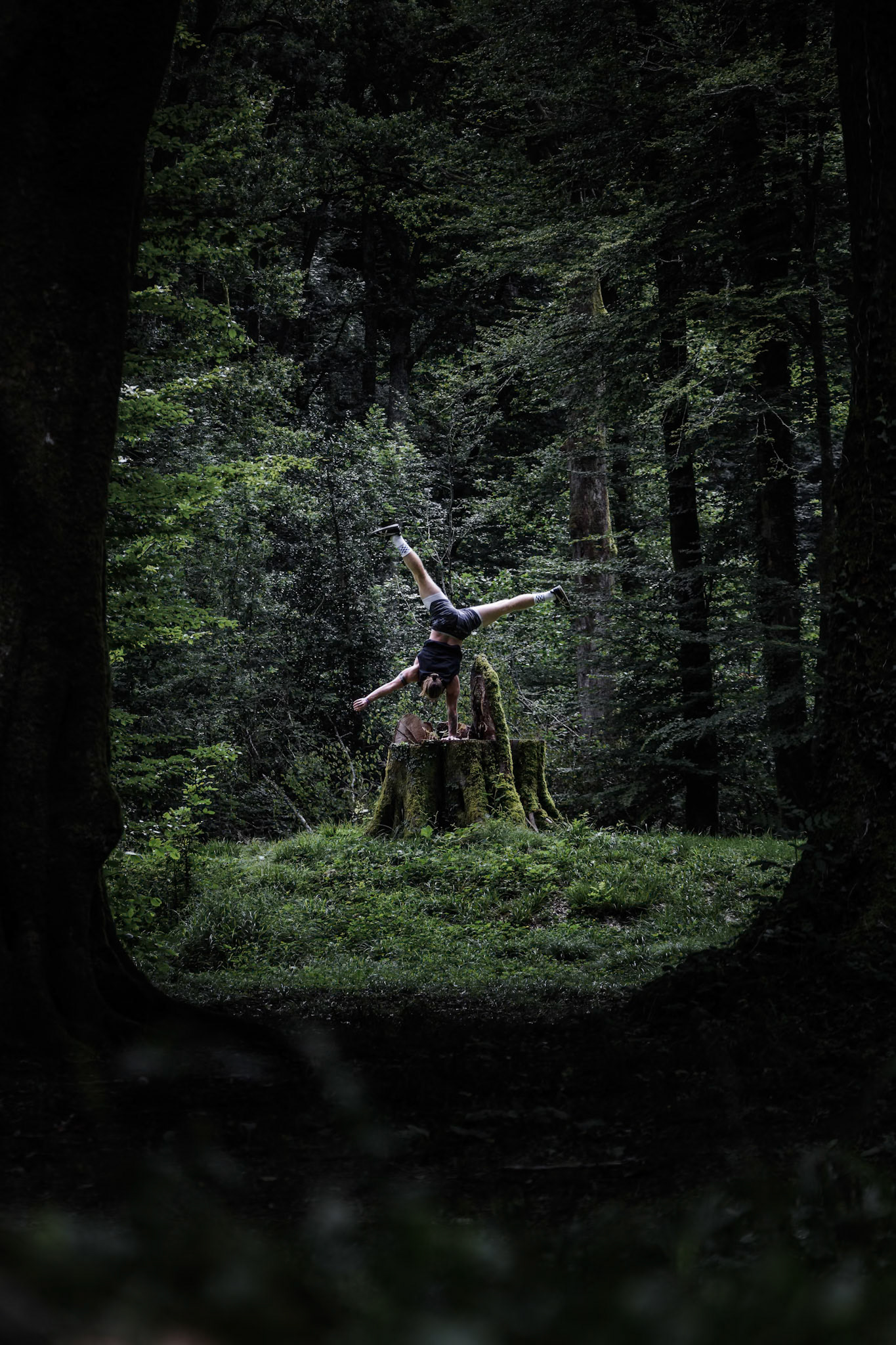 Shooting sport en forêt : one arm handstand, entre force et concentration.