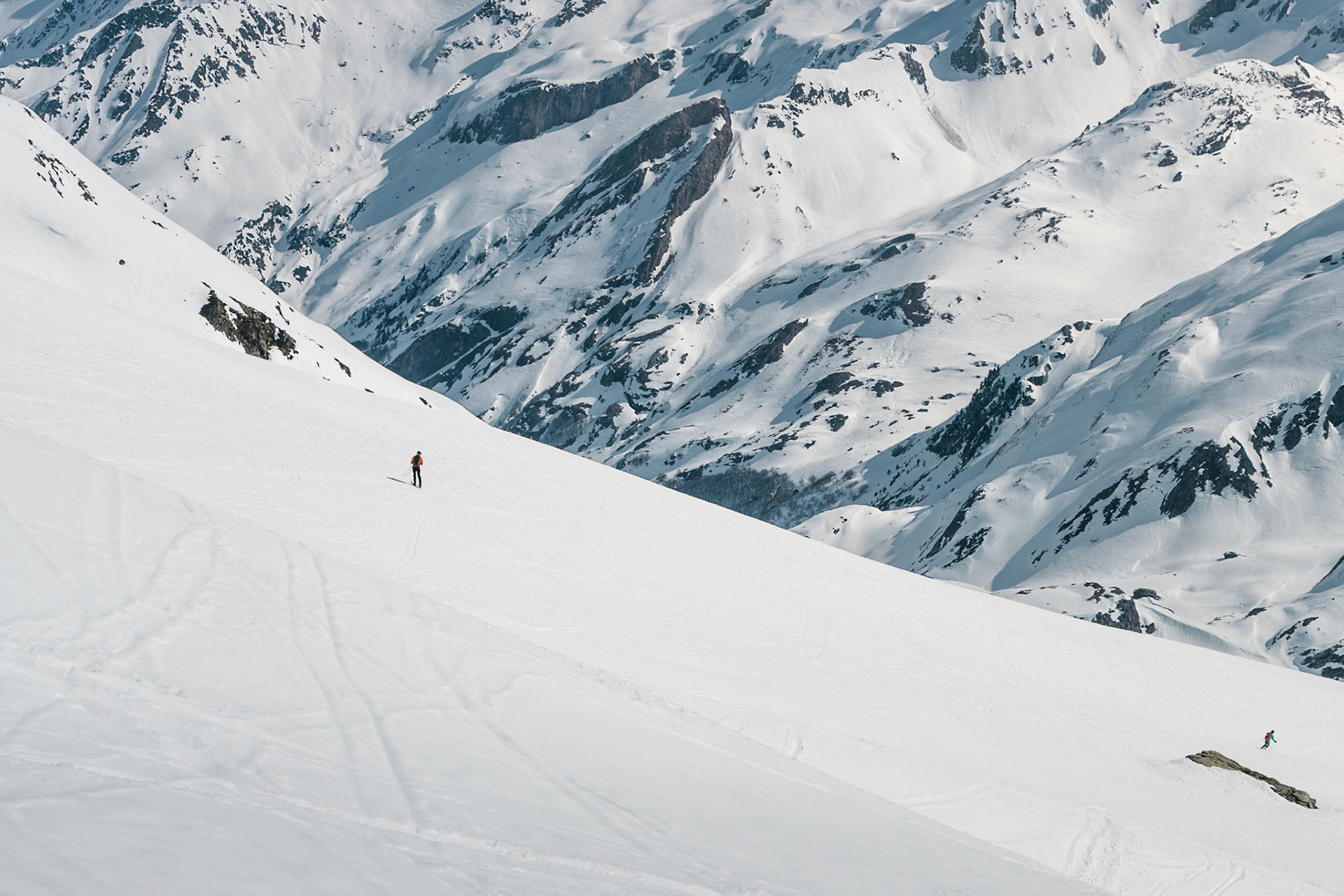 Descente à ski au cœur des montagnes — la sensation d'être minuscule face aux géants.
