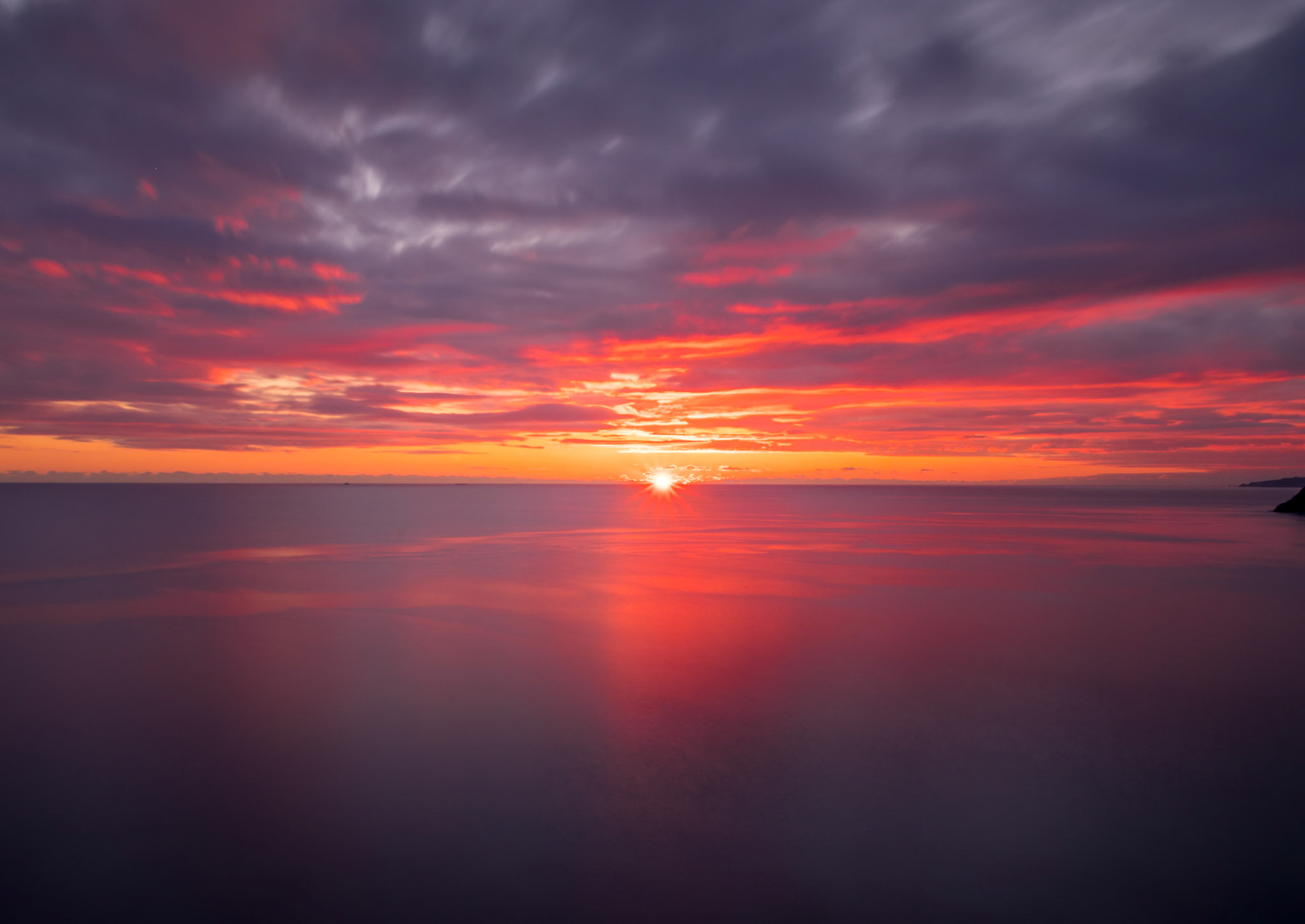 Coucher de soleil aux couleurs vives, sur l'océan en Bretagne.