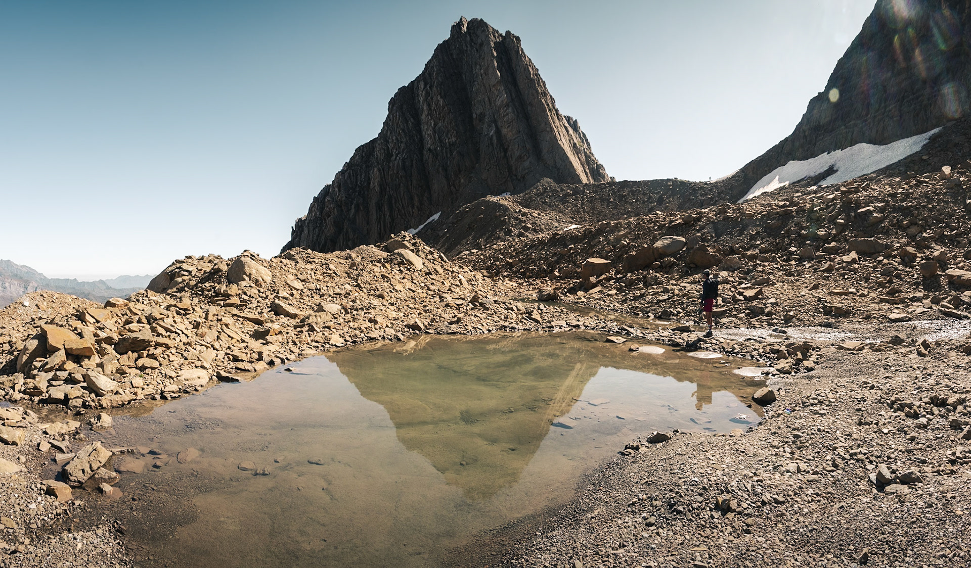 Un lac glaciaire découvert hors du sentier, en pleine ascension de la Brèche de Roland.