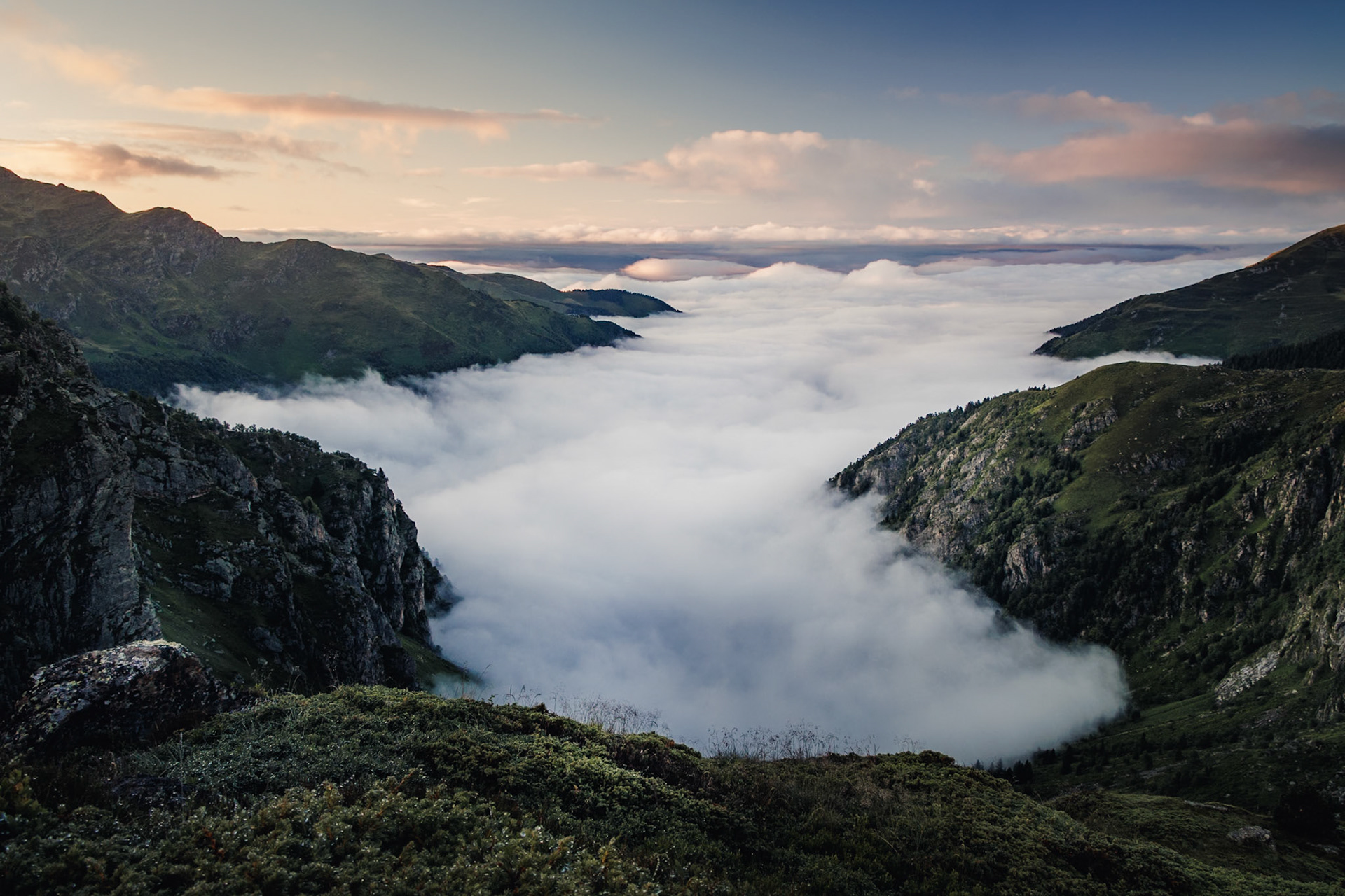 Mer de nuages au lever du soleil, vue depuis le lac Bleu de Lesponne.