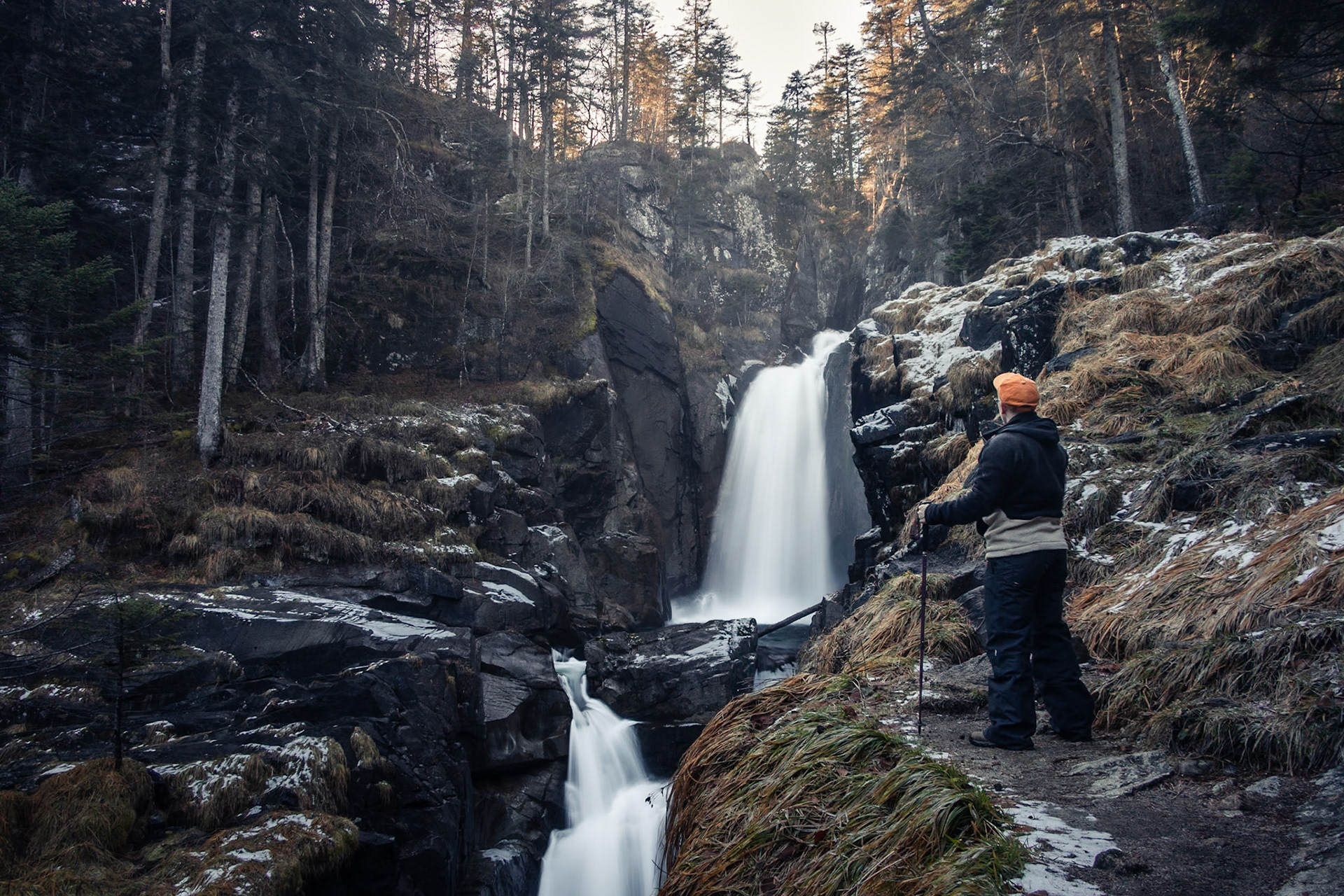 Randonnée hivernale sur la route des cascades, dans les Hautes-Pyrénées.