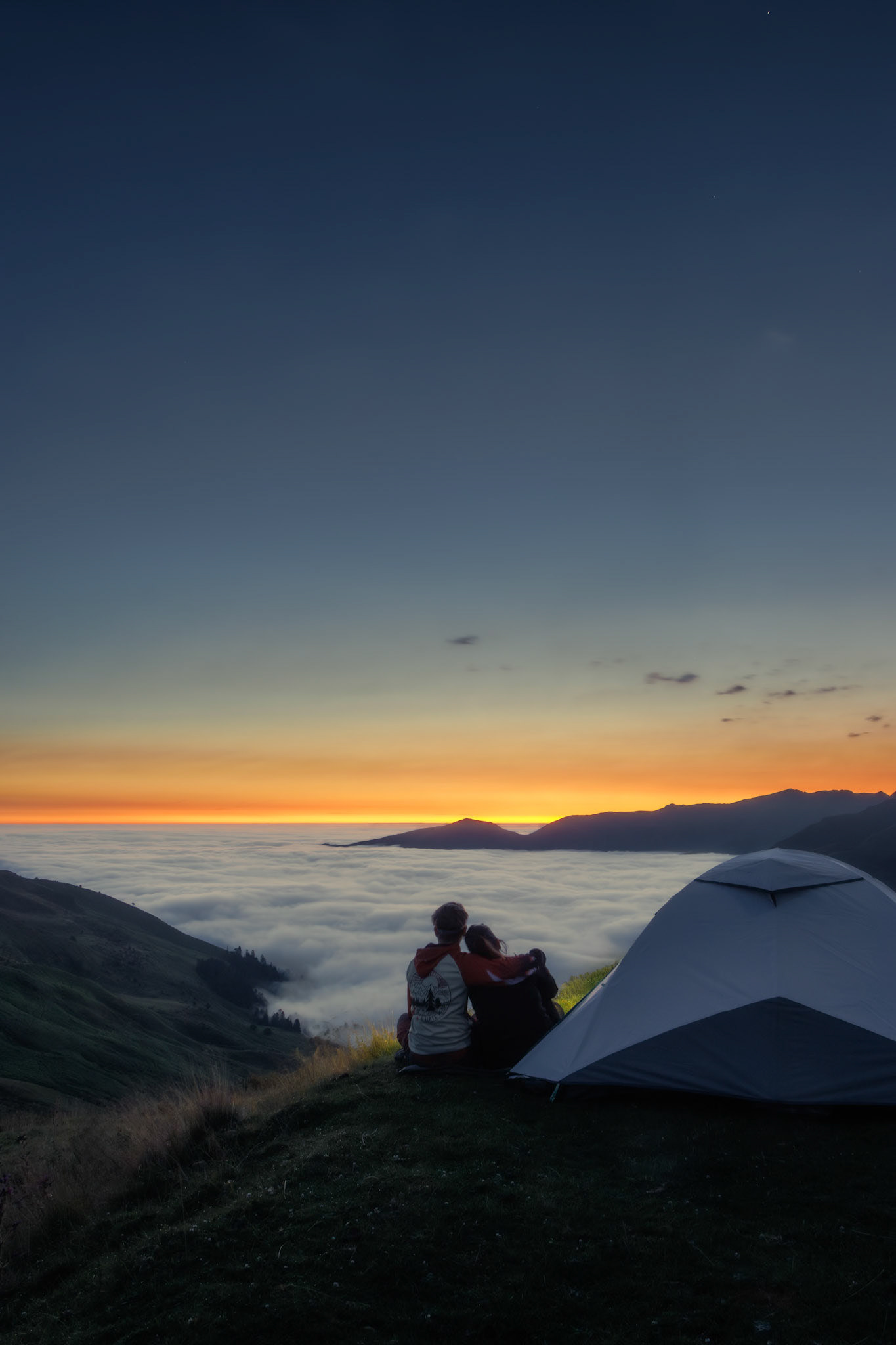 Lever de soleil sur une mer de nuages, au réveil d'un bivouac en altitude.