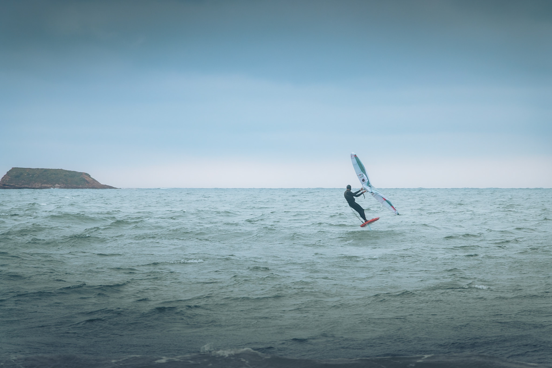 Wingfoil à Hendaye : la planche qui semble voler au-dessus de l'eau.