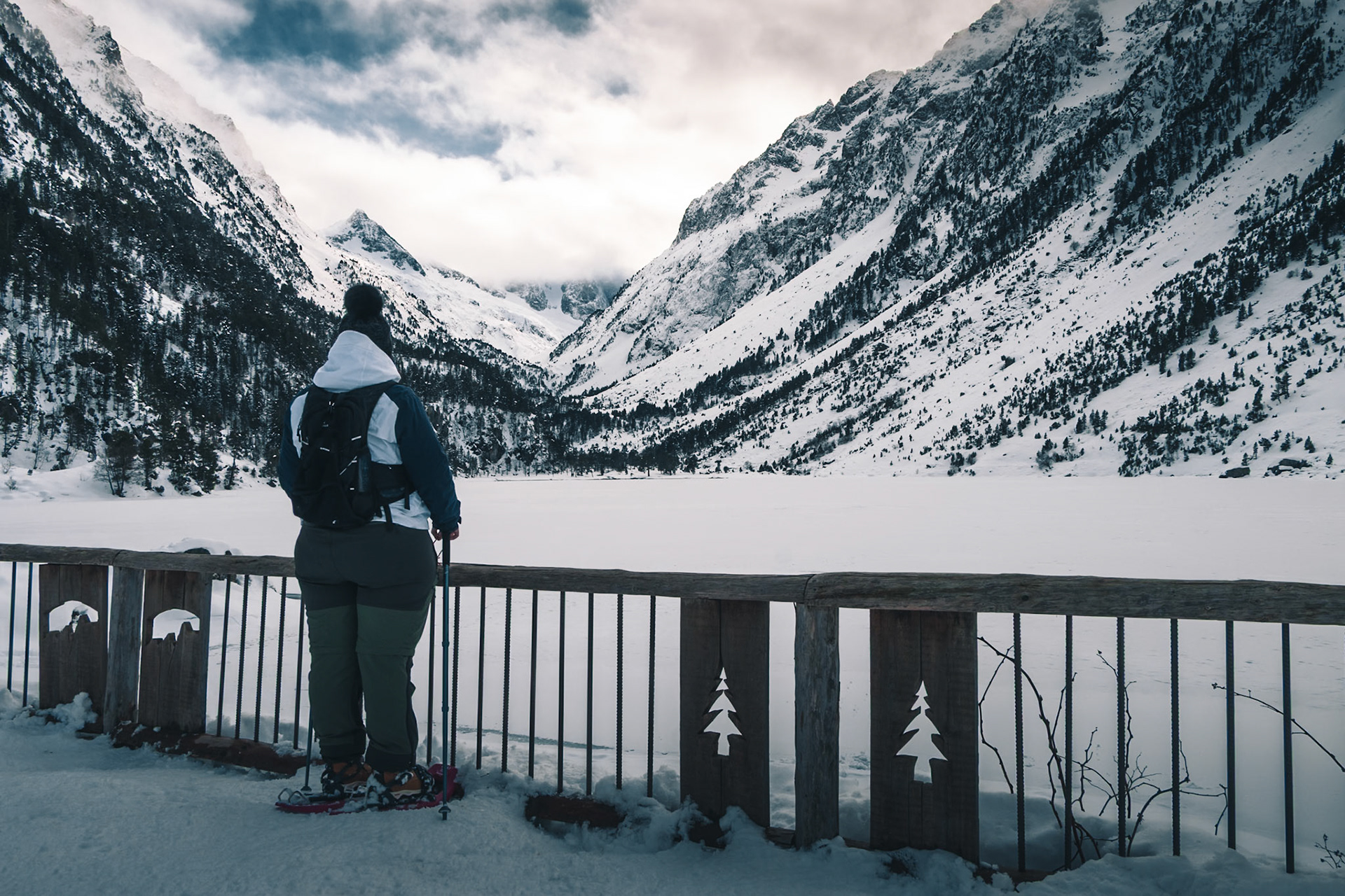 Le lac de Gaube en plein hiver, entièrement gelé sous la neige — un silence aussi intense que le froid.
