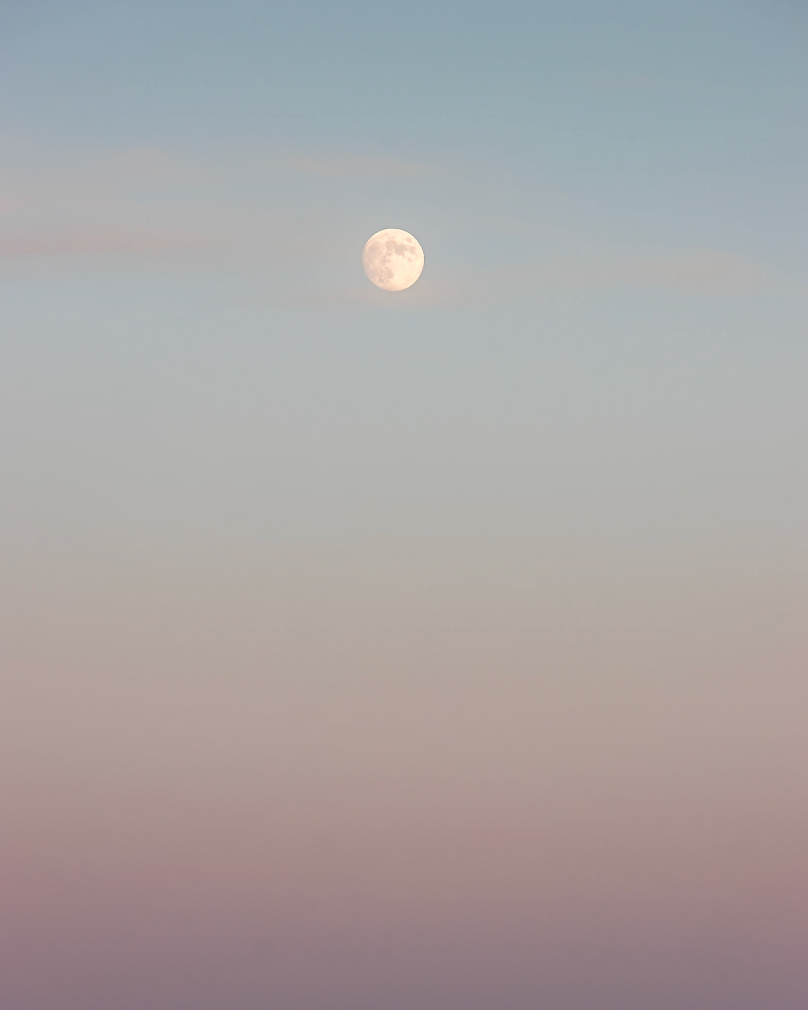 Pleine lune au coucher du soleil.