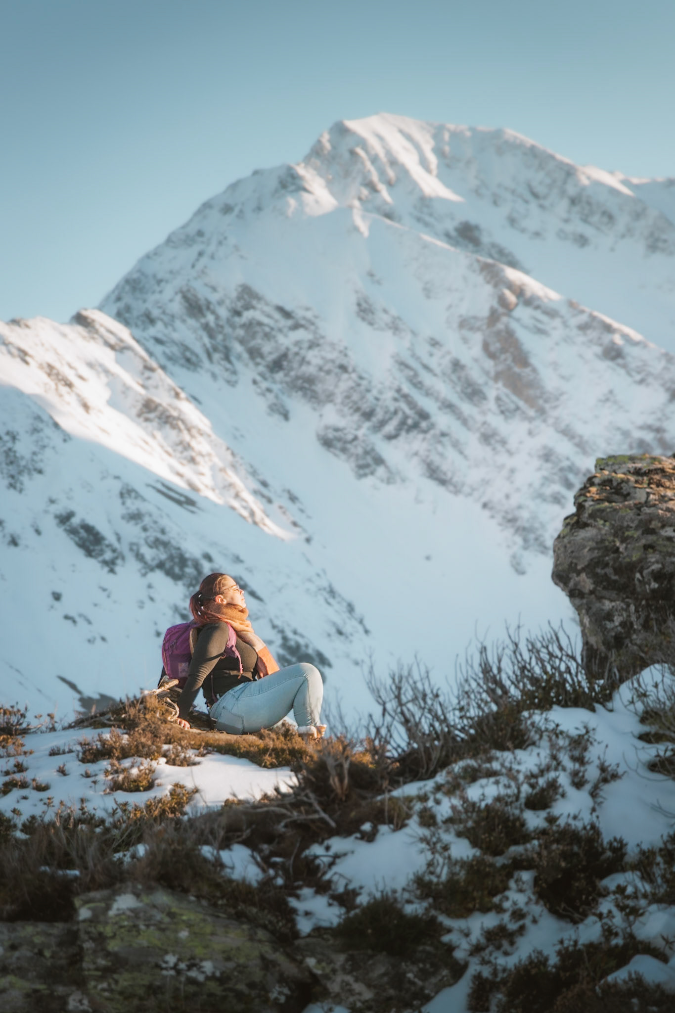 Pause au soleil pendant une randonnée dans les Pyrénées.