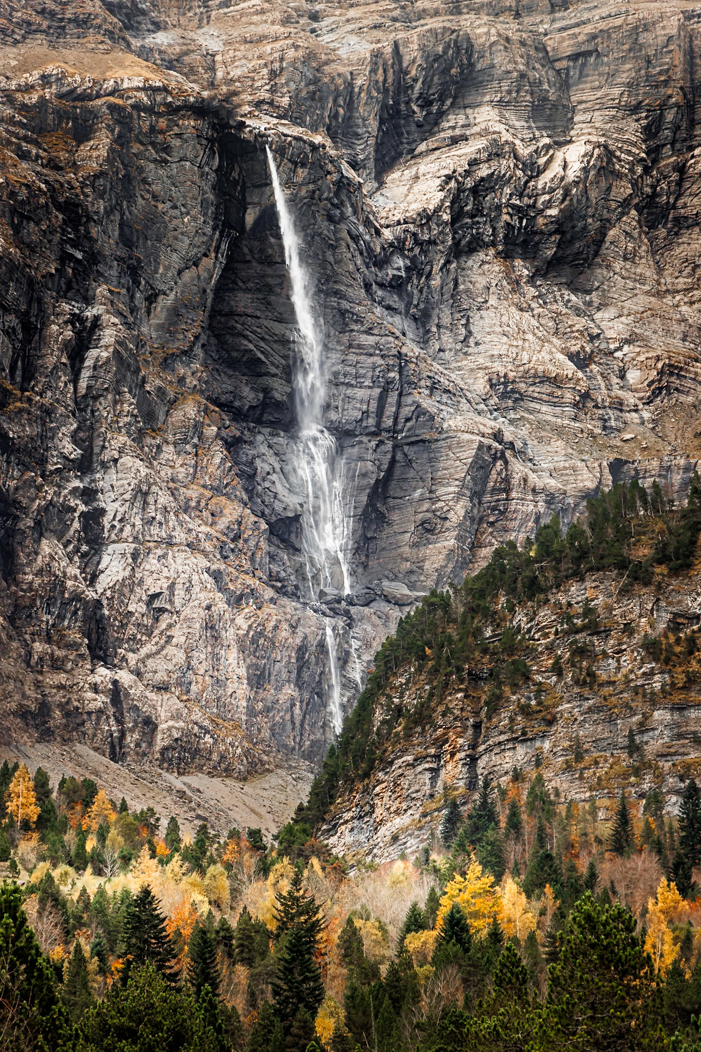 La cascade de Gavarnie, la plus grande d'Europe, en habit d'automne.