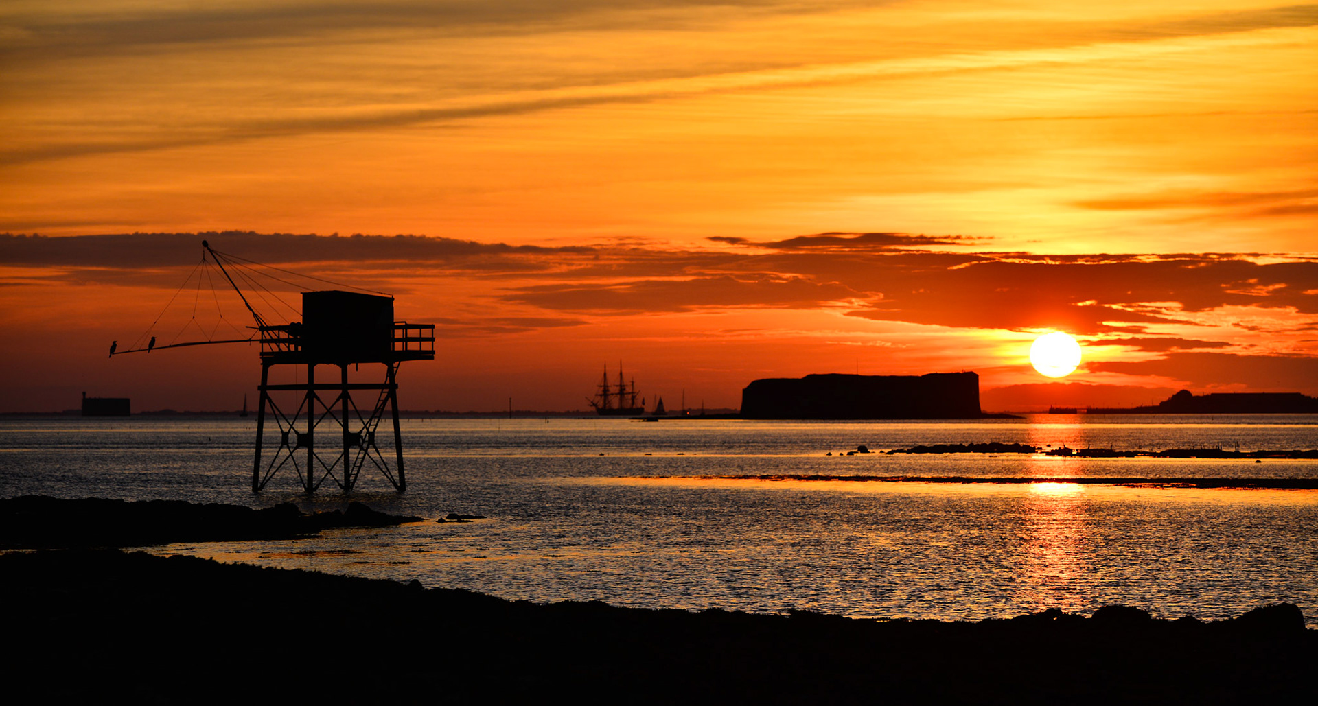 L'hermione en rade d'Aix le 8 septembre 2014 à 20H25