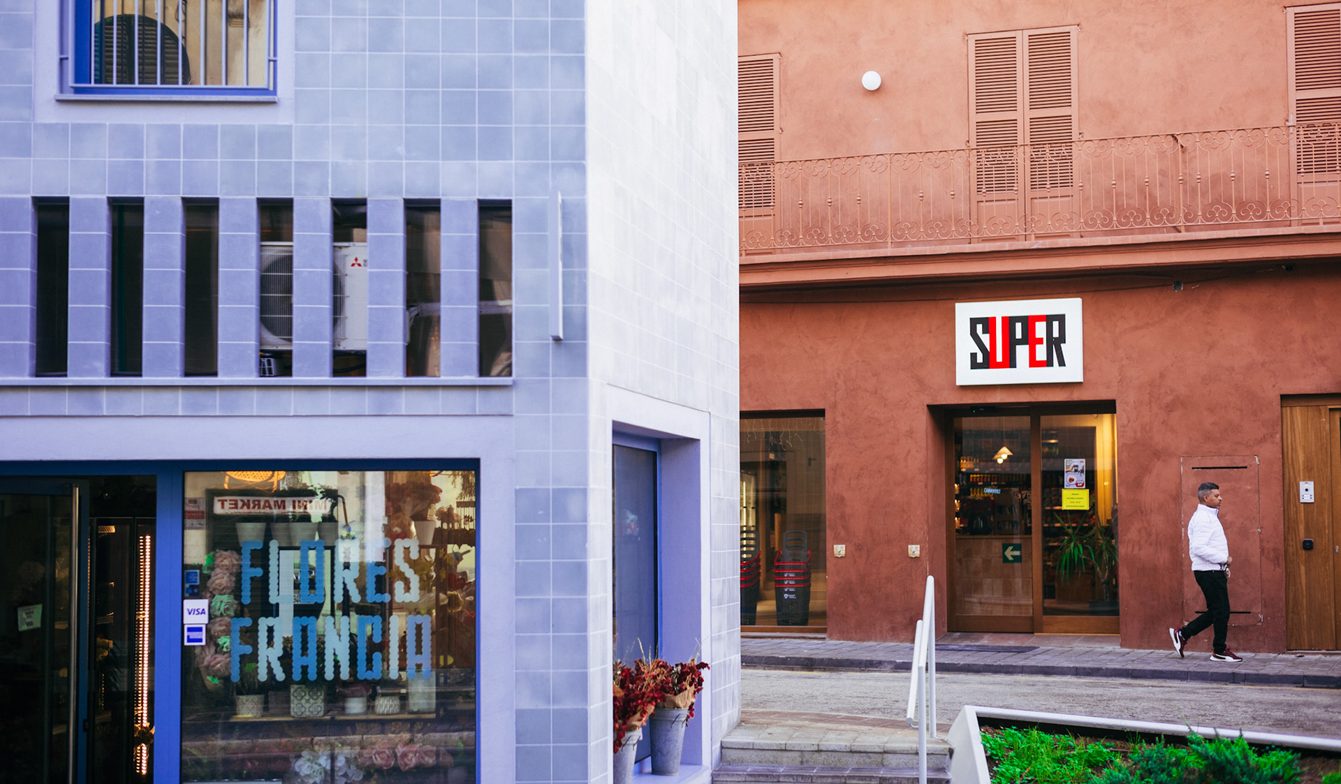 i love the combination of red, green and blue. seen in avenida joan miró in palma de mallorca