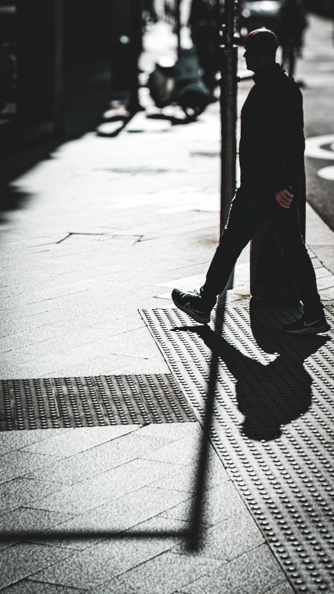 shot in the late afternoon against bright sun in madrid justicia at the plaça alsonso martinez. btw it is not black and white ;)