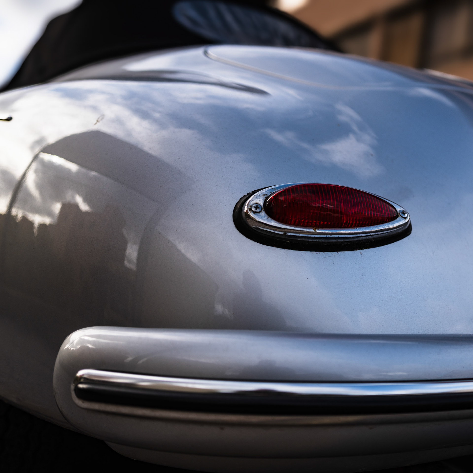 i discovered today in andratx, across from the small glass shop I had to visit for work, on the street. the window was open, and it seemed abandoned... such a shame, a beautiful car!