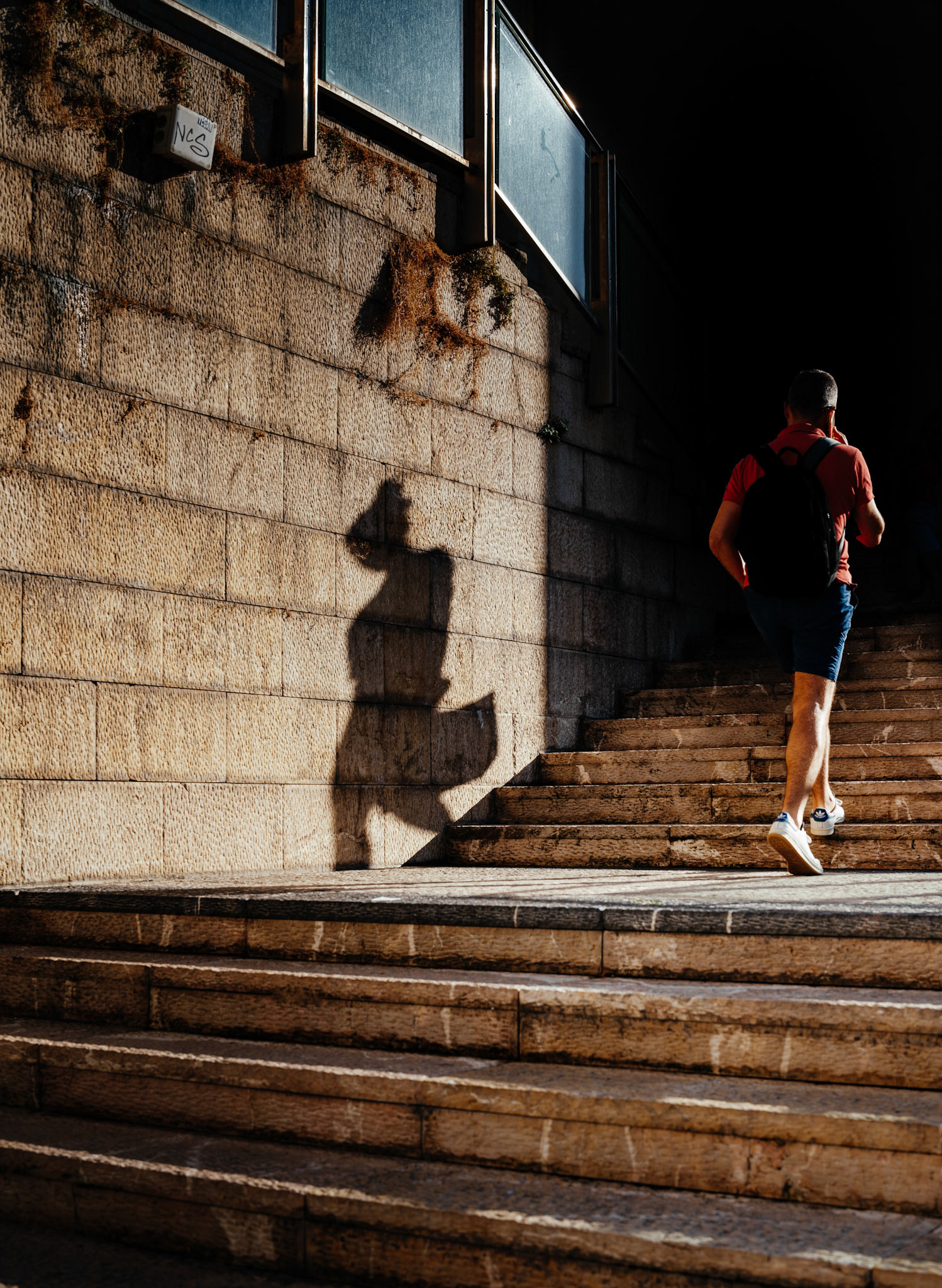 on the steps leading from the rambla to plaça major in palma, a woman’s silhouette takes on a life of its own. the shadow, framed perfectly by the warm mallorcan light, appears more like an abstract figure with a "dutt" hairstyle, catching the eye in its contrast to the actual subject, a man climbing the stairs. this image captures a moment where light, shadow, and imagination come together to tell a story that is more diverse than it first seems – reminding us that appearances can often be deceiving, and that every shadow has its own unique narrative.