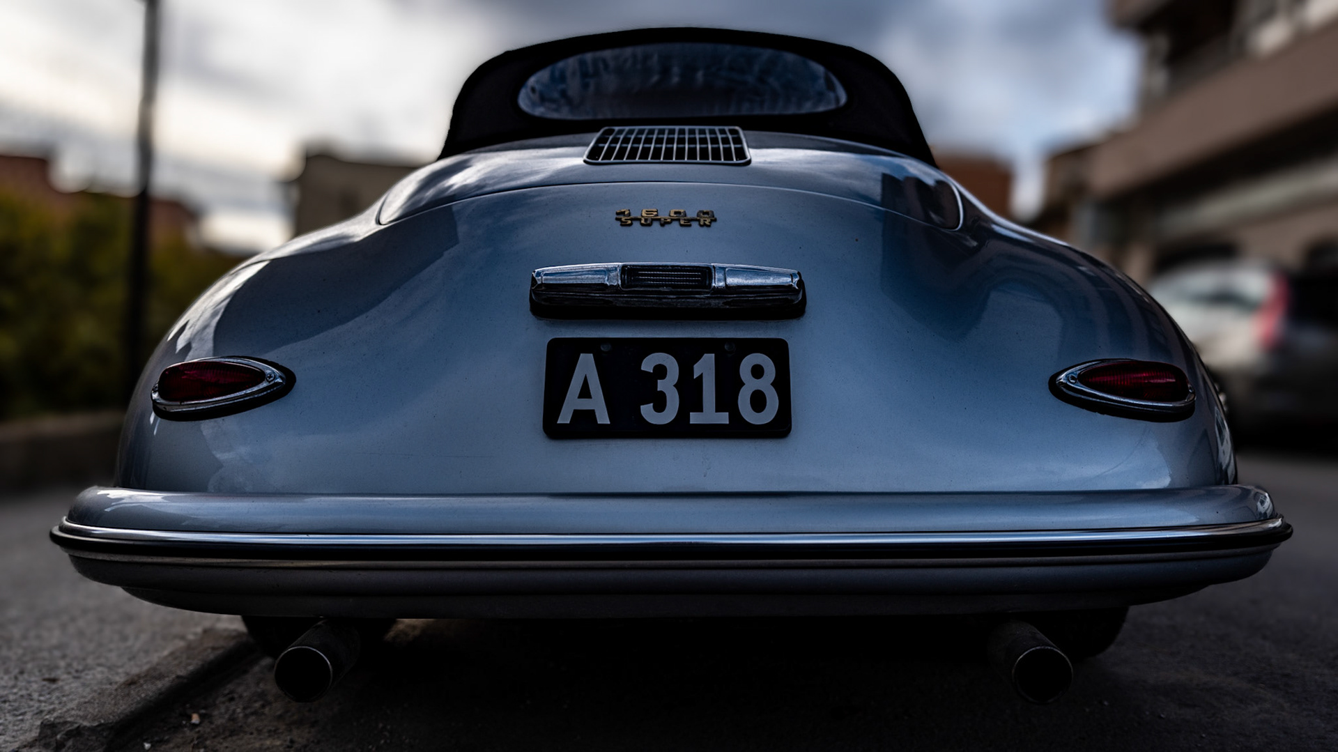 i discovered today in andratx, across from the small glass shop I had to visit for work, on the street. the window was open, and it seemed abandoned... such a shame, a beautiful car!