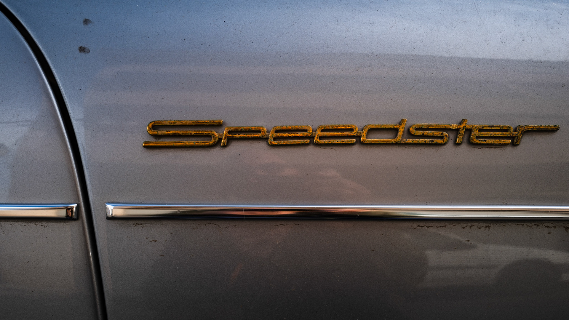 i discovered today in andratx, across from the small glass shop I had to visit for work, on the street. the window was open, and it seemed abandoned... such a shame, a beautiful car!