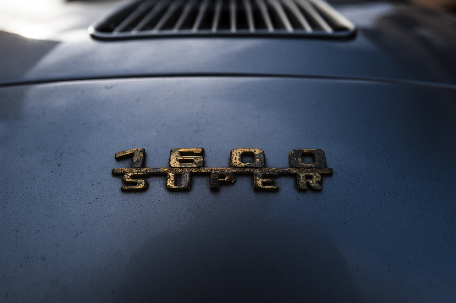 i discovered today in andratx, across from the small glass shop I had to visit for work, on the street. the window was open, and it seemed abandoned... such a shame, a beautiful car!