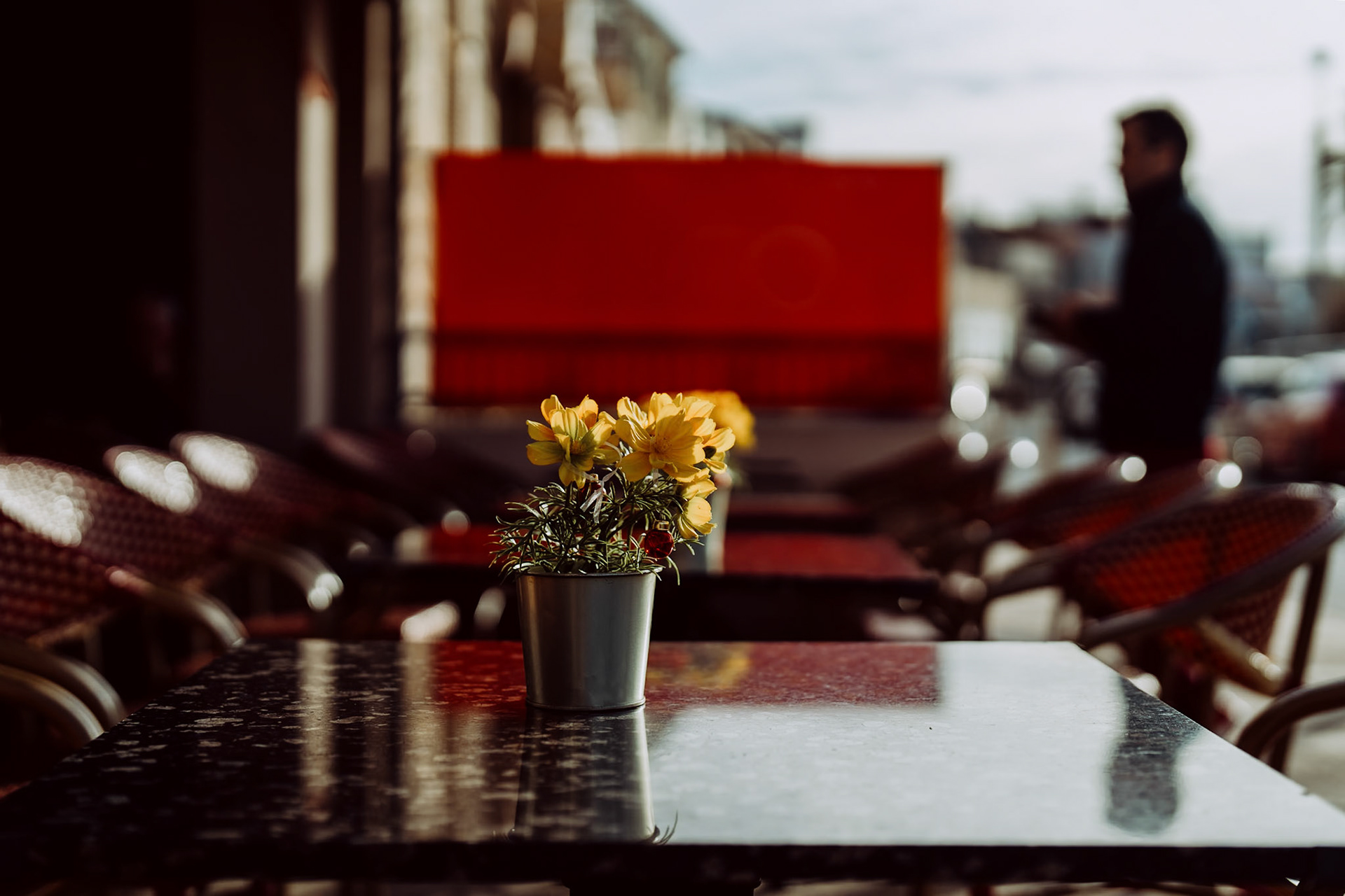 in a winter morning in portixol, a beautiful frontline district of palma de mallorca, i saw the scenery of the beautiful artificial flowers on all these tables. the name of the café is enco, you can get here really good pizza and of course breakfast.