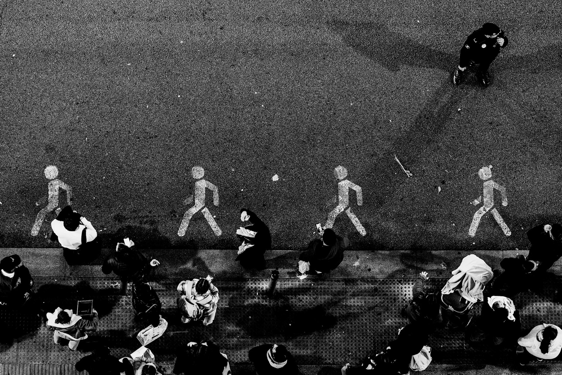 shot in gran vía where the national police suddenly stopped the pedestrians crossing the road. but they were only a few ...