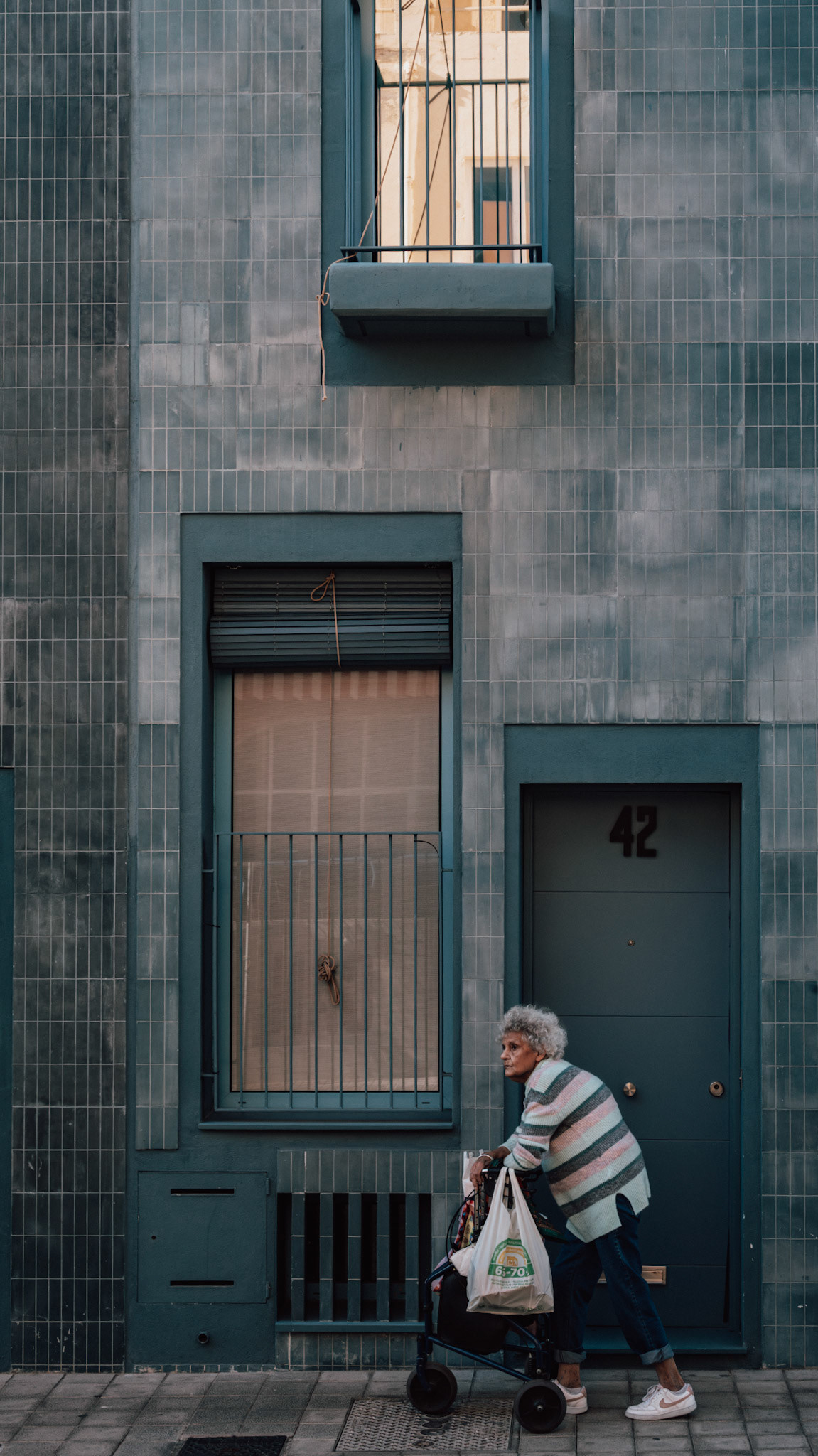 after my weekly meeting with gras arquitectos i shot some fotos of their beautiful houses at plaça de gomila and saw this lady. i loved the colours of her pullover. doesn´t it fit perfectly the colour of the house?