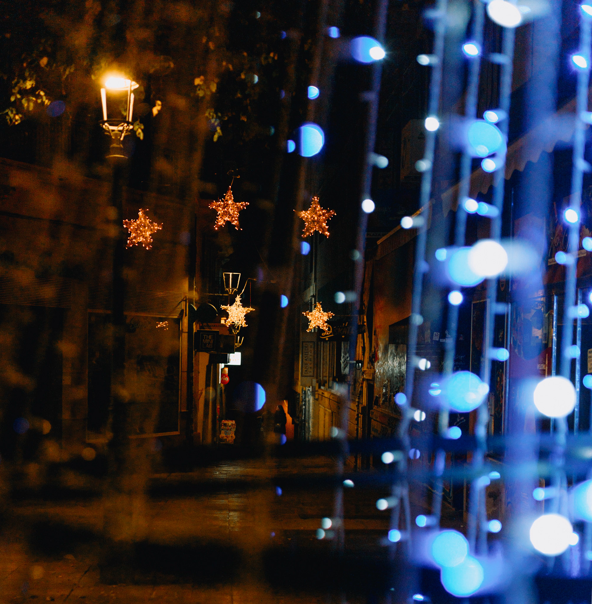 shot at the small place (marqués de palmer) that goes down to "la rambla" through a partially illuminated christmas tree located at the entrance to the plaza mayor