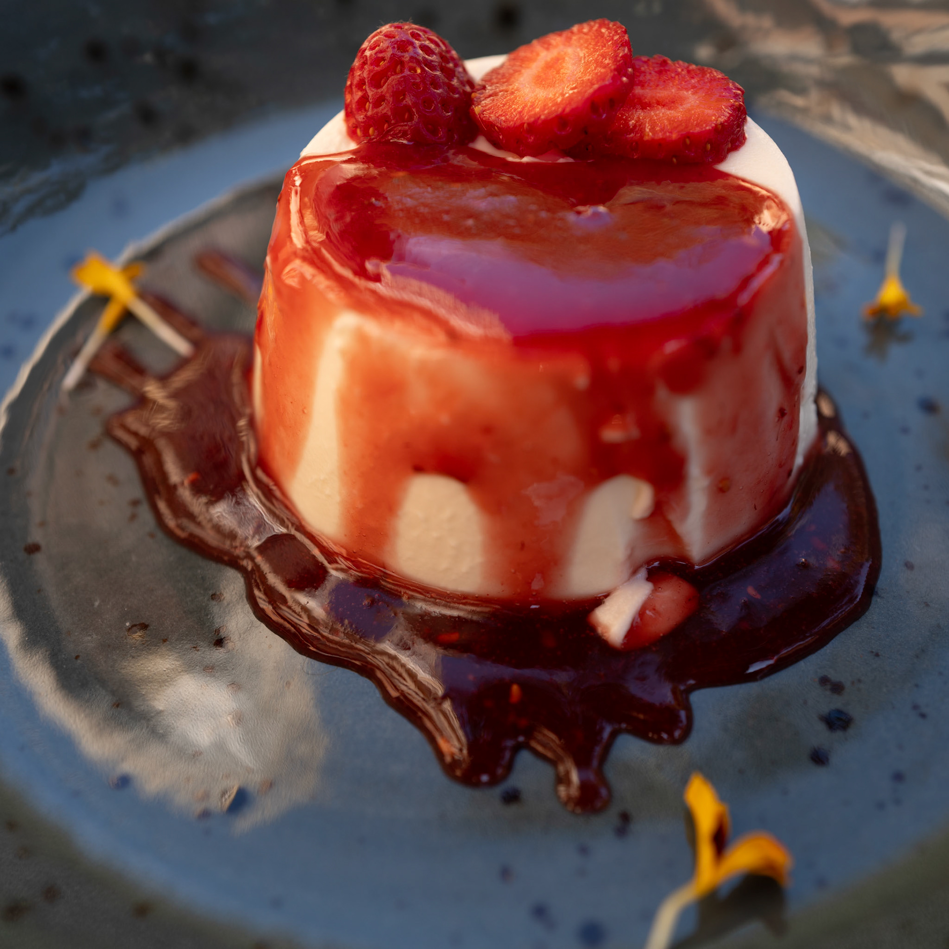 we had lunch at osteria de placa sant francesc in palma, and i was thoroughly impressed. both the excellent salsicca ragu with homemade fusili and the panna cotta shown here were heavenly. Italian cuisine without unnecessary fuss – but in perfection. buon appetito!