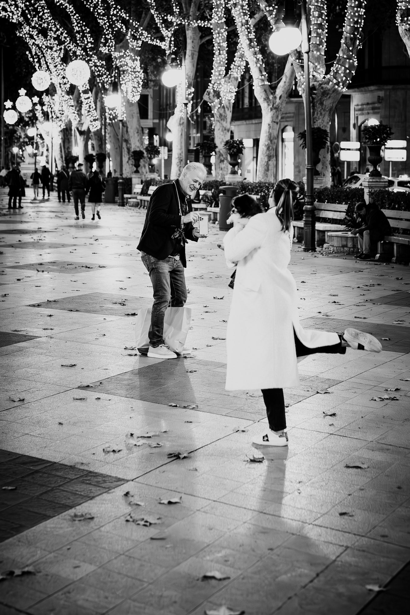 in the night we walked through palma and wanted to shoot some christmasful photos for our company. somehow it became a bit chaotic and so were the photos... this couple we saw at the paseo borne.