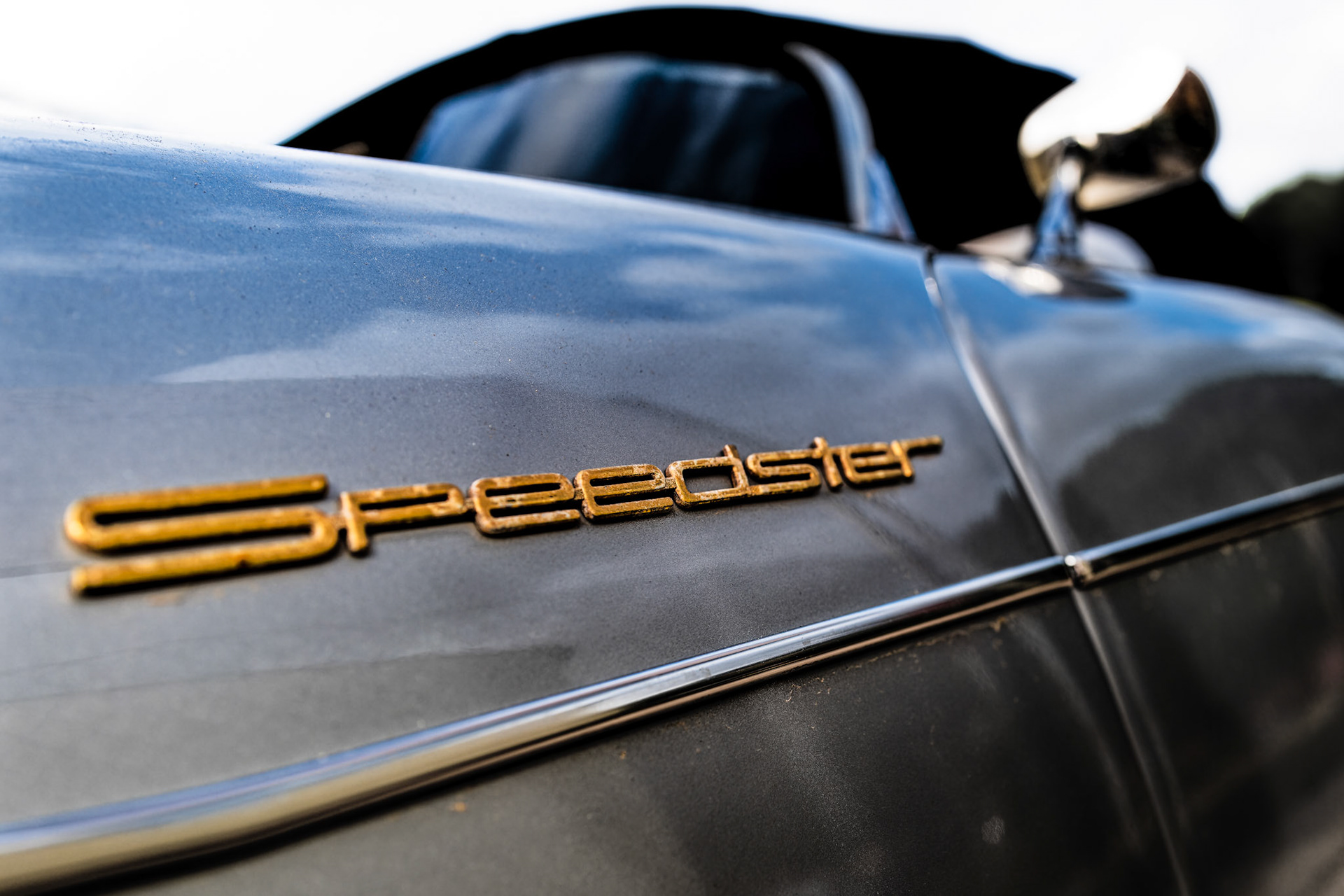 i discovered today in andratx, across from the small glass shop I had to visit for work, on the street. the window was open, and it seemed abandoned... such a shame, a beautiful car!