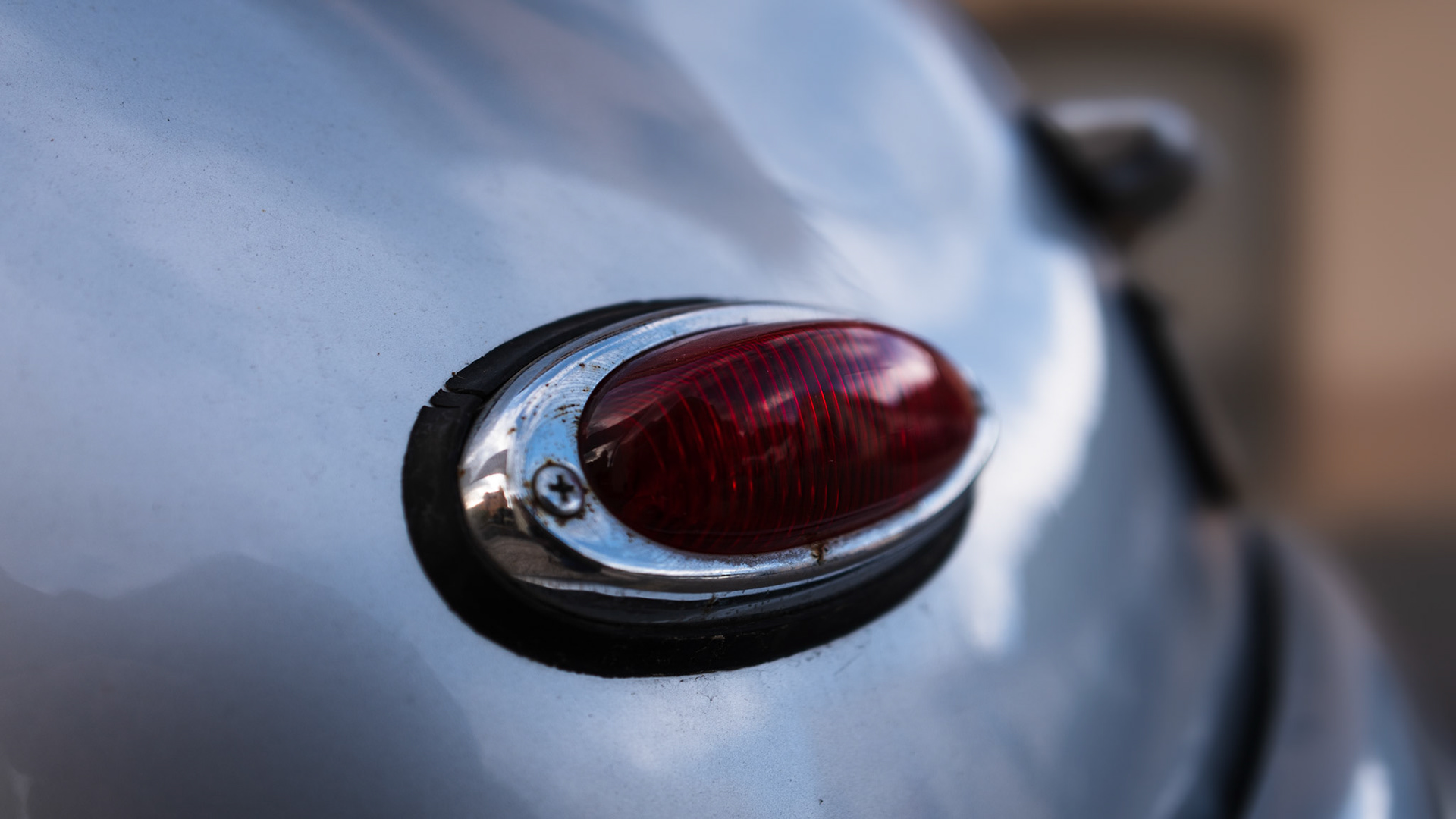 i discovered today in andratx, across from the small glass shop I had to visit for work, on the street. the window was open, and it seemed abandoned... such a shame, a beautiful car!